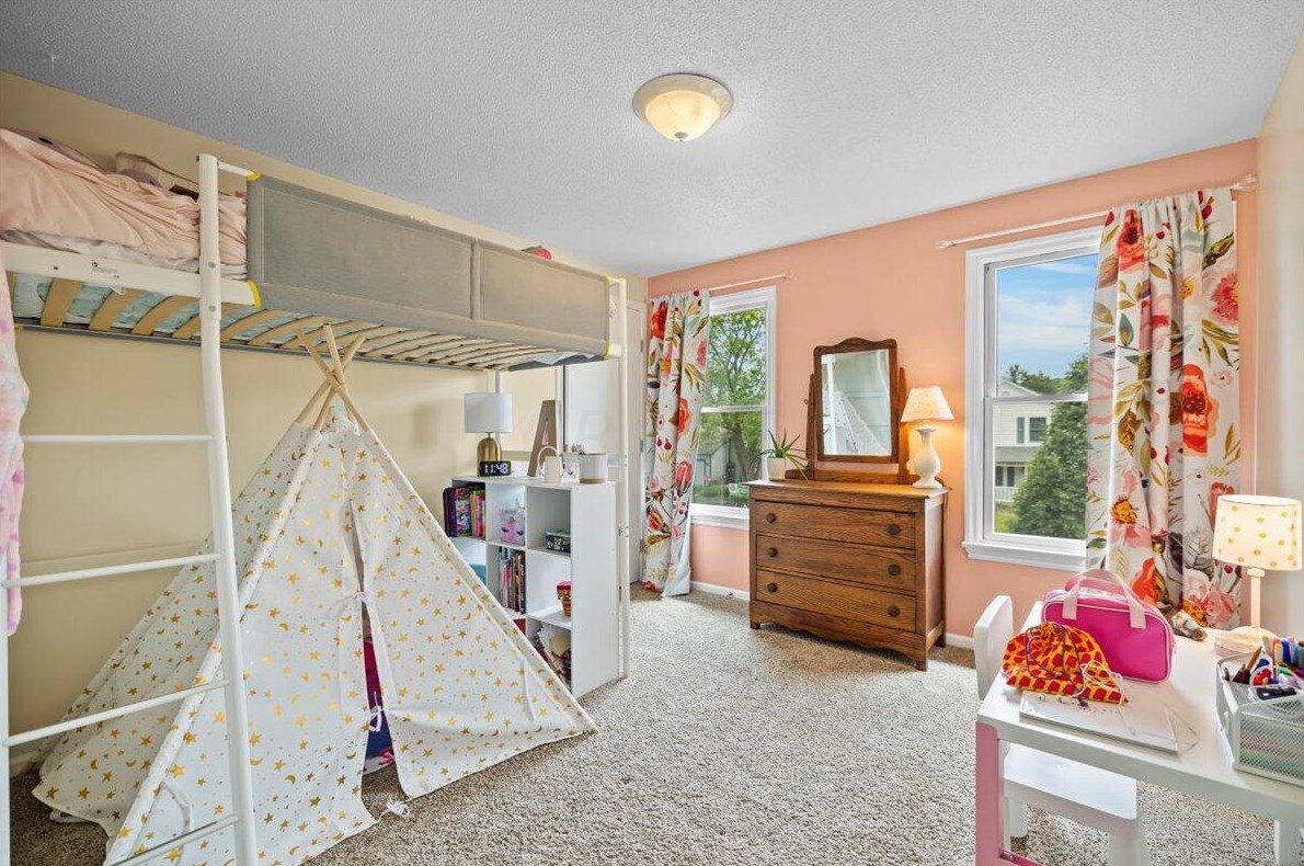 6891 Sparrow Ln, Columbus OH 43235-6200 exterior