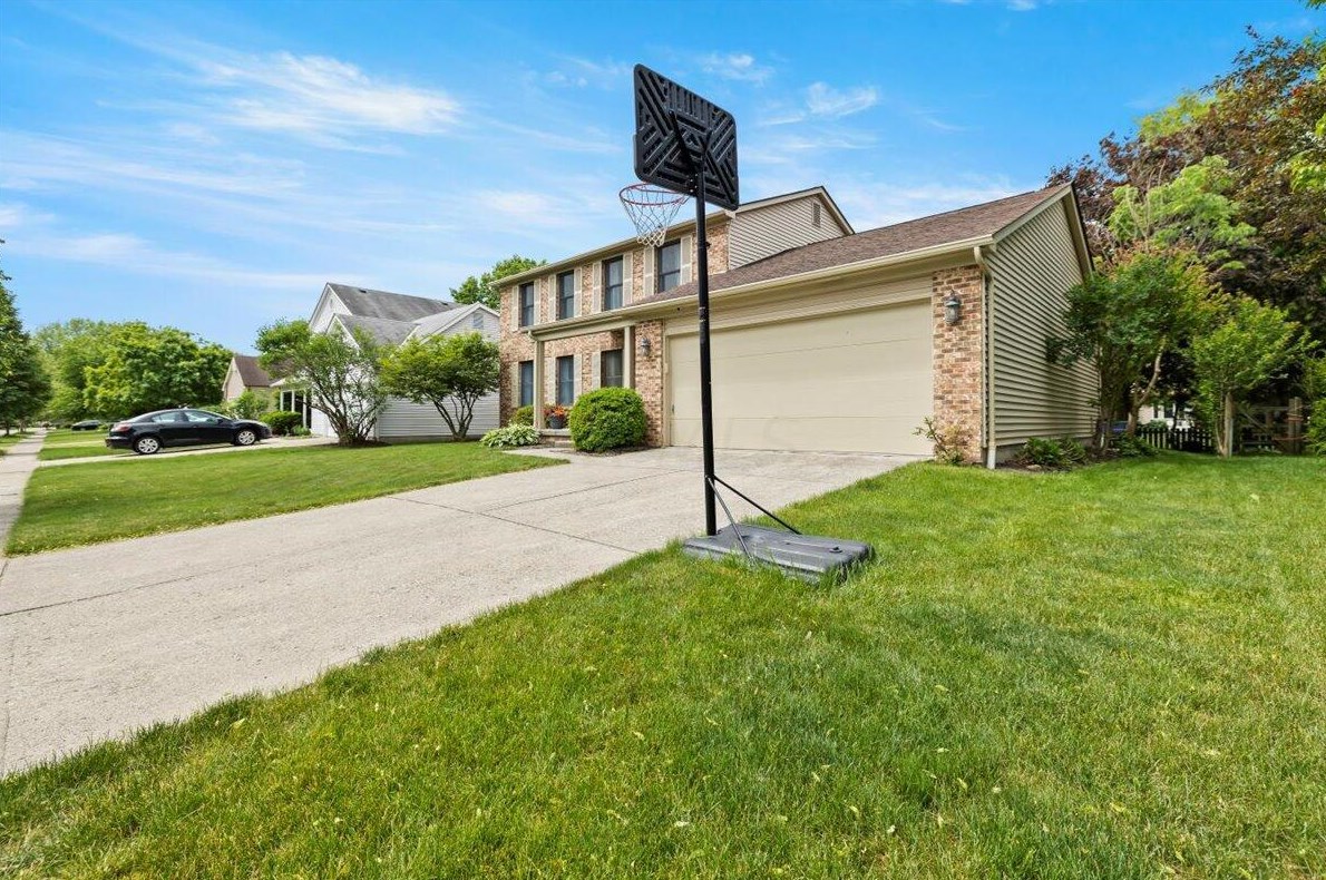 6891 Sparrow Ln, Columbus OH 43235-6200 exterior