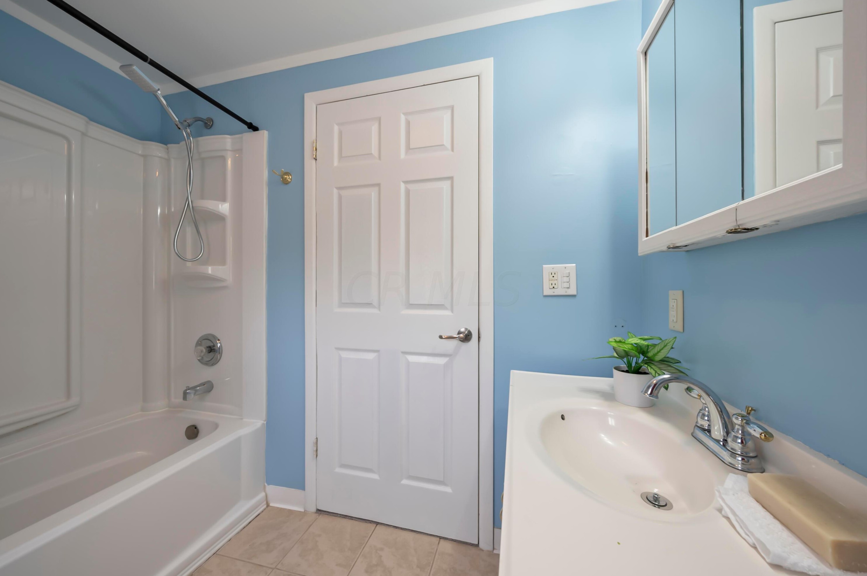 3047 Azelda St, Columbus OH 43224-4011 exterior