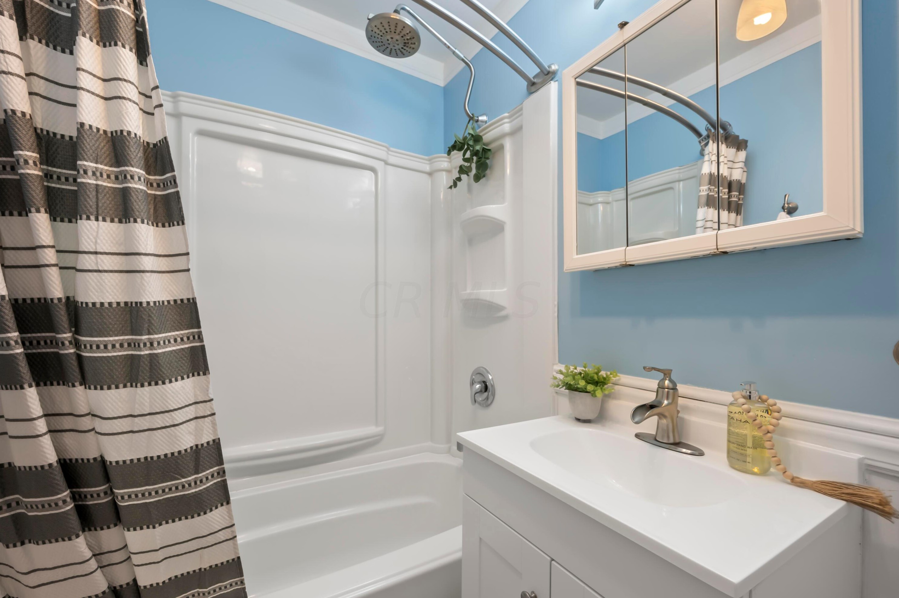 3047 Azelda St, Columbus OH 43224-4011 exterior