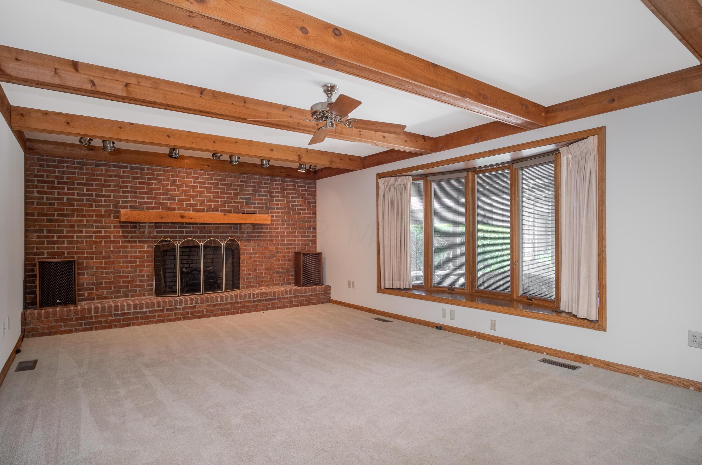 4586 Gateway Dr, Columbus, OH 43220-2824