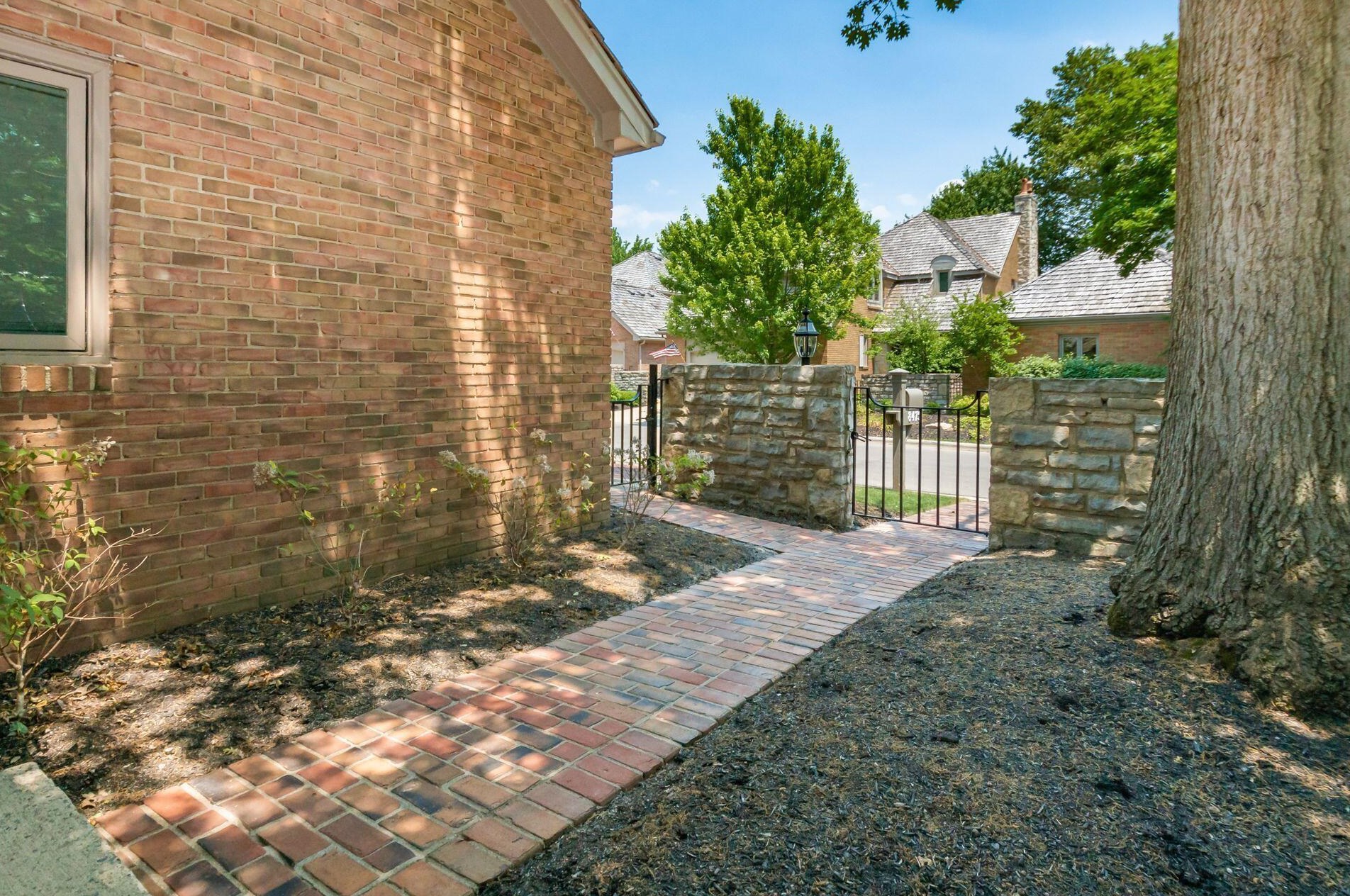 8475 Gullane Ct, Dublin, OH 43017-9768