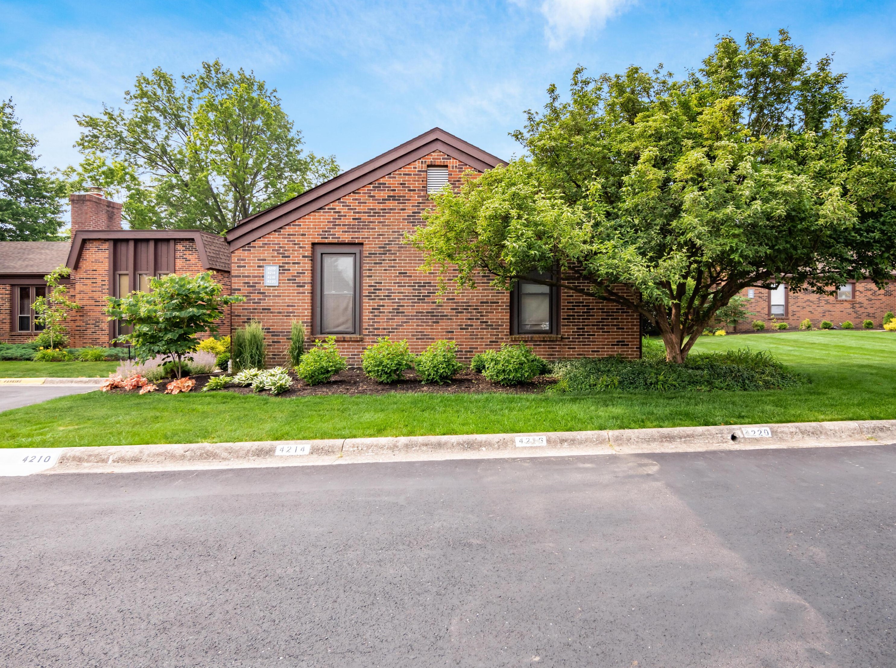 4216 Chaucer Ln, Columbus OH 43220-4079 exterior