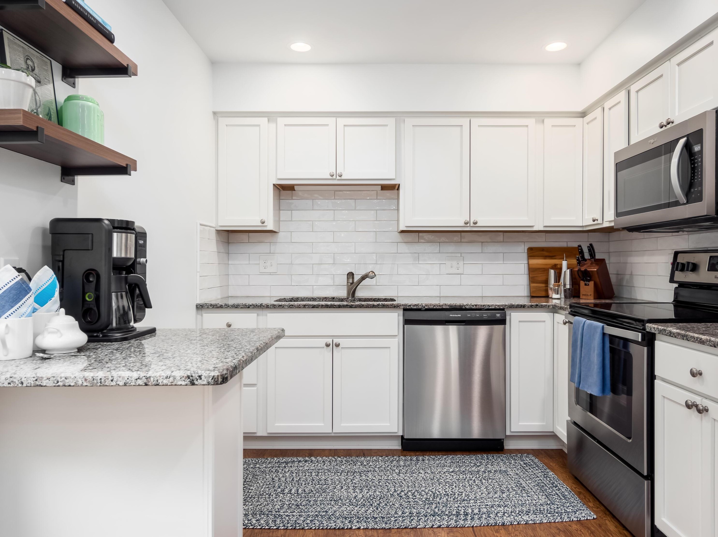 4216 Chaucer Ln, Columbus OH 43220-4079 exterior