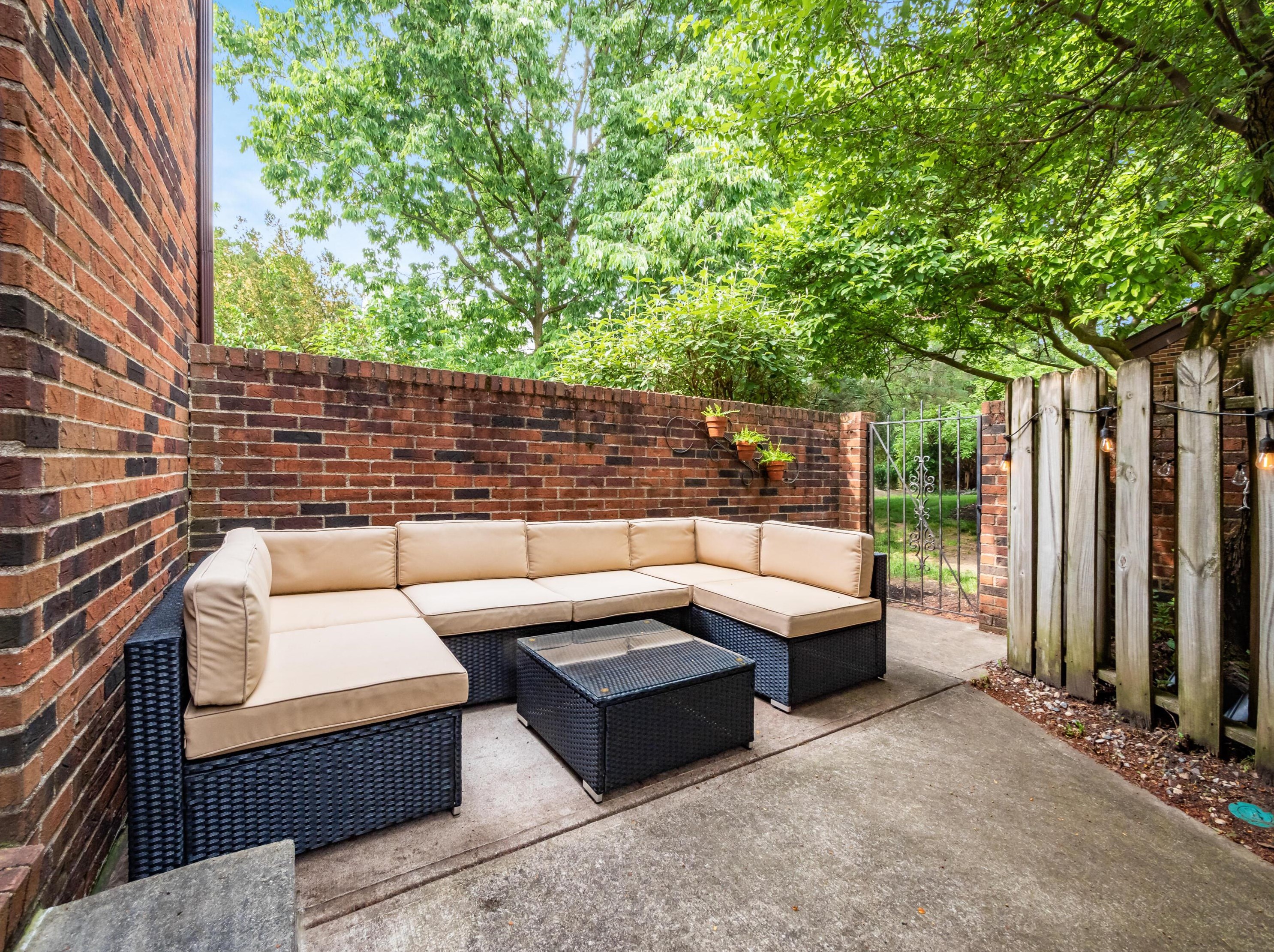 4216 Chaucer Ln, Columbus OH 43220-4079 exterior