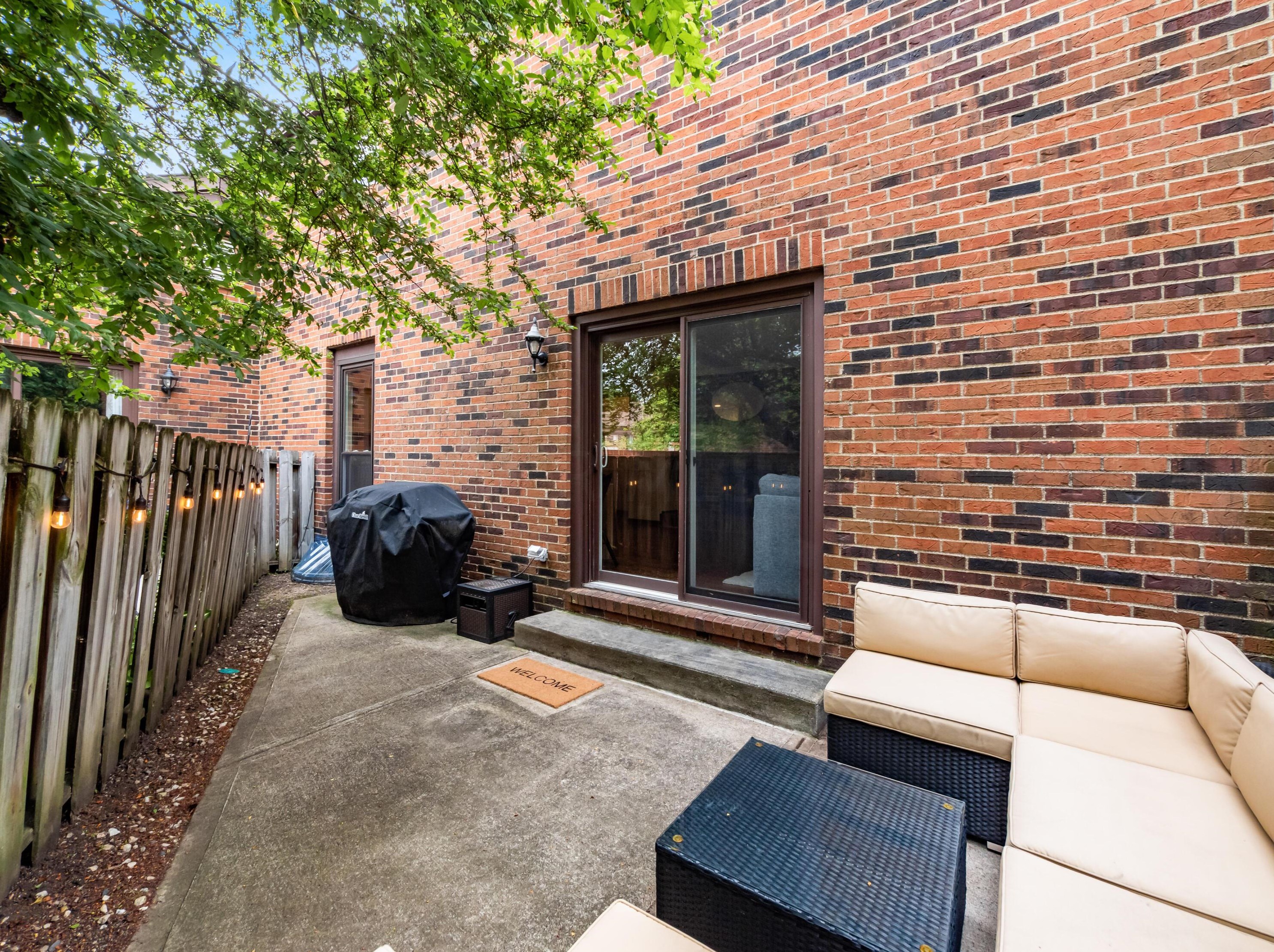 4216 Chaucer Ln, Columbus OH 43220-4079 exterior