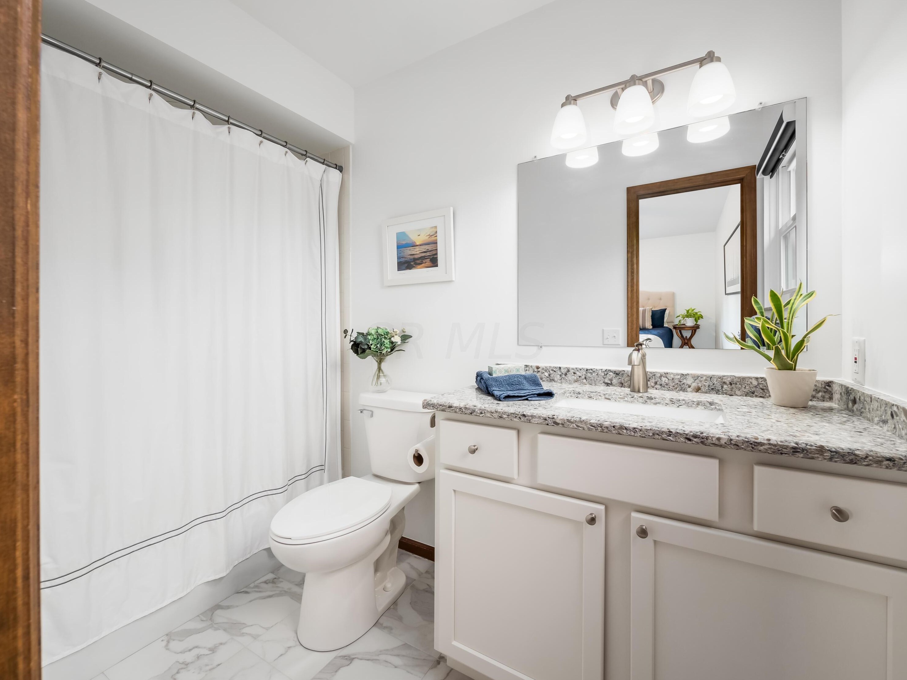 4216 Chaucer Ln, Columbus OH 43220-4079 exterior