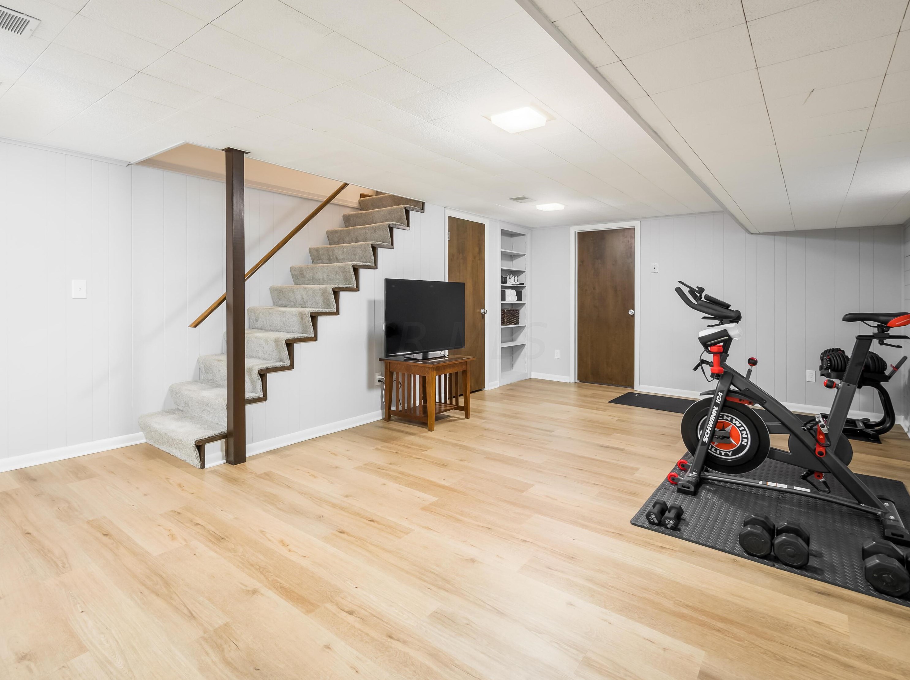 4216 Chaucer Ln, Columbus OH 43220-4079 exterior