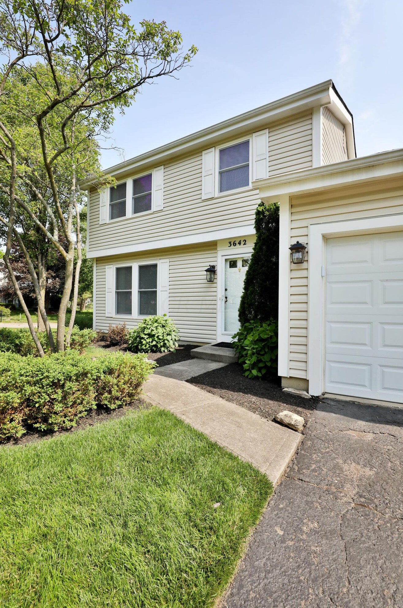 3642 Pinwherry Ct, Columbus, OH 43221-5241