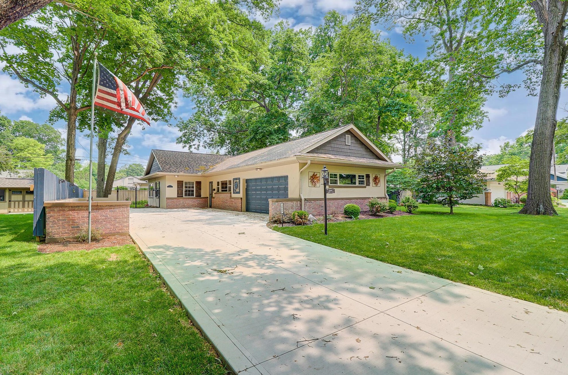 3044 Herrick Rd, Columbus OH 43221-2620 exterior