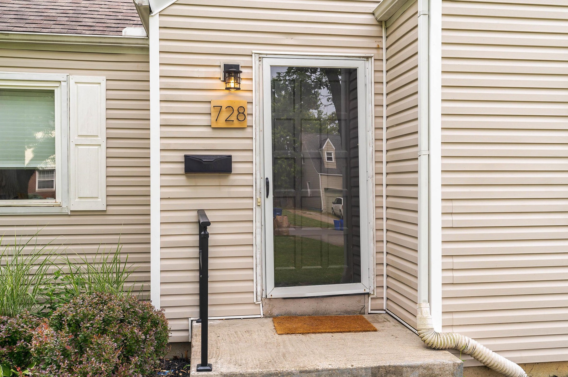 728 Broadleigh Rd, Columbus, OH 43209-2502