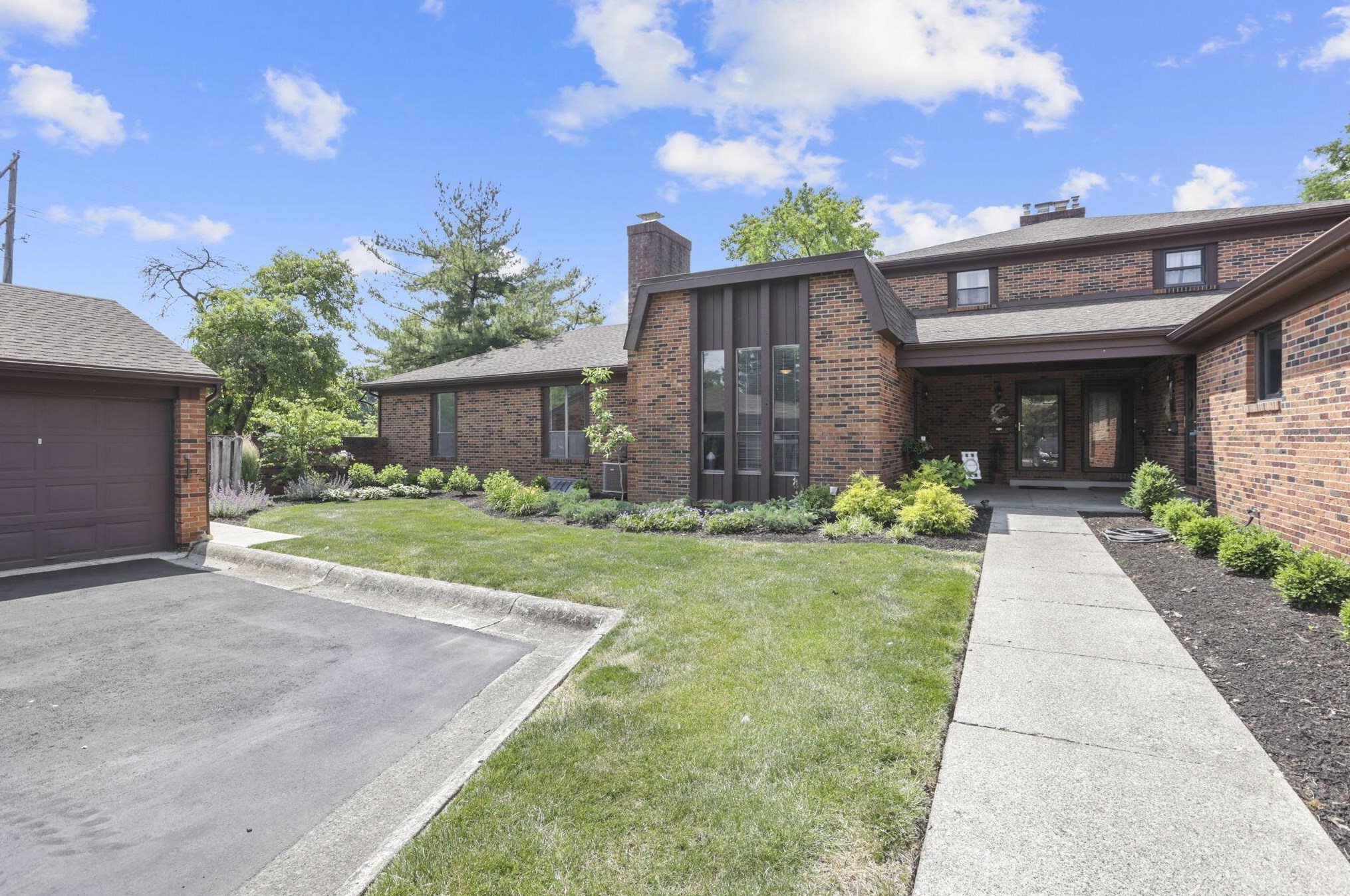 4280 Chaucer Ln, Columbus OH 43220-4055 exterior