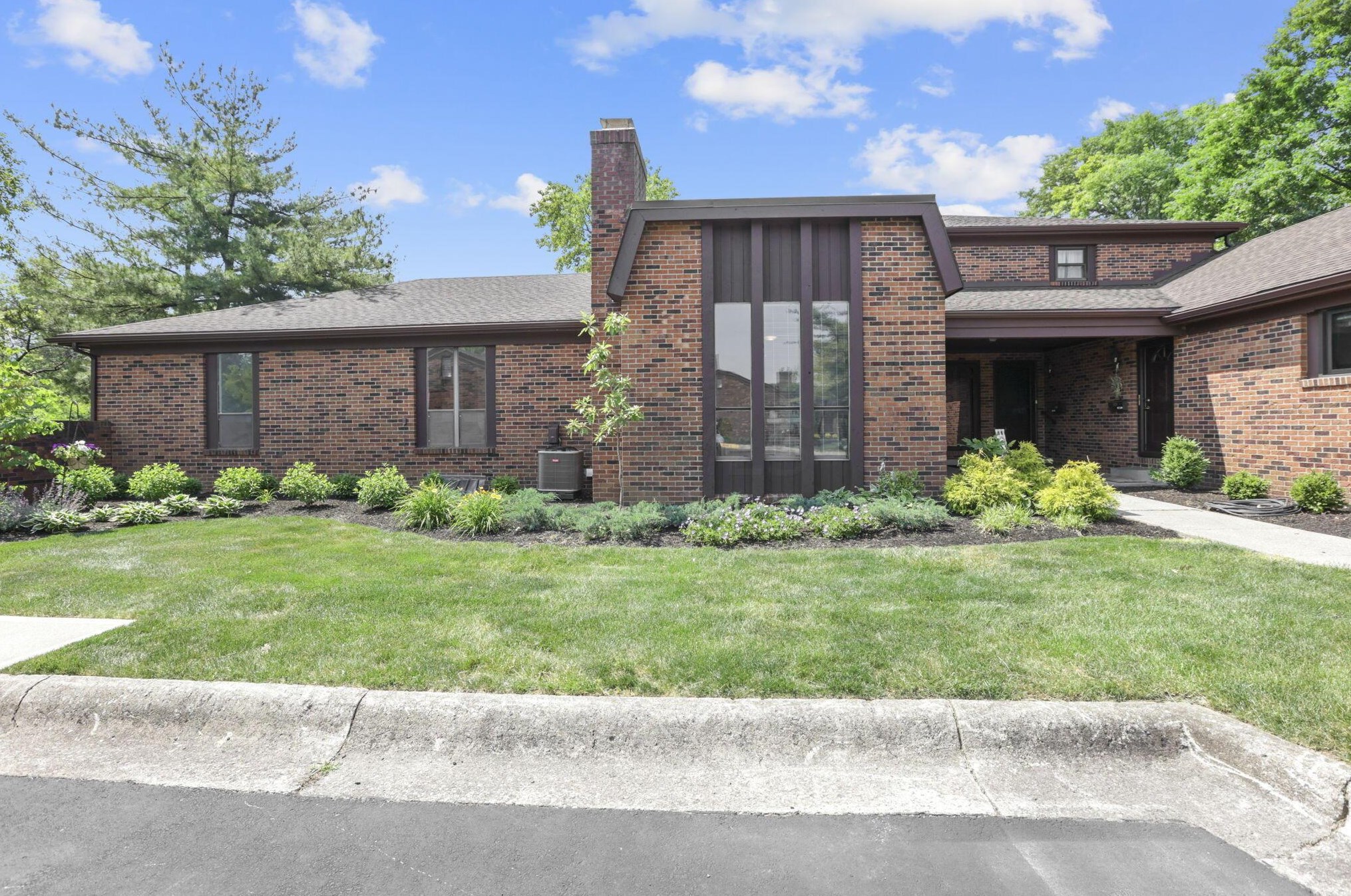 4280 Chaucer Ln, Columbus, OH 43220-4055
