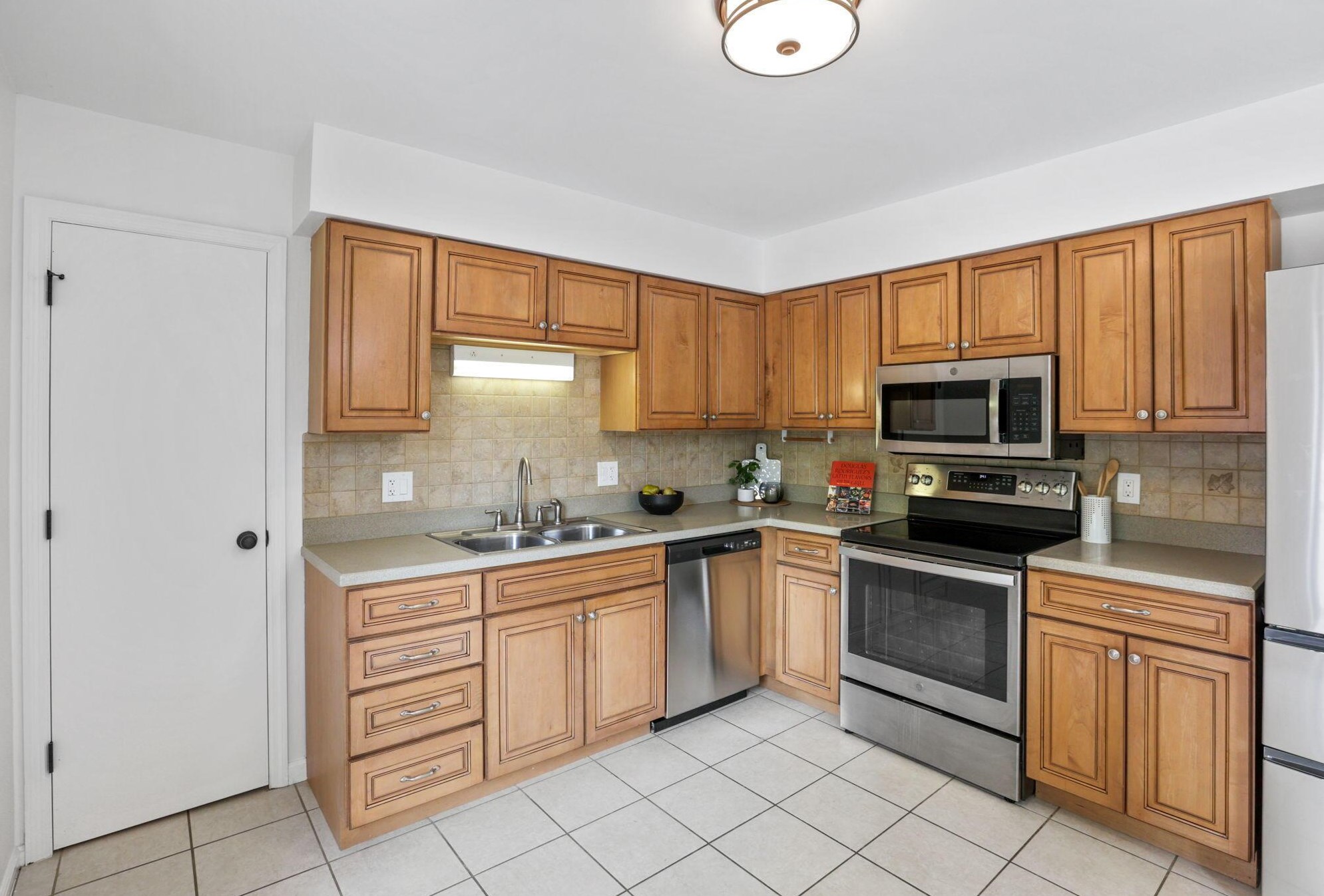 4280 Chaucer Ln, Columbus OH 43220-4055 exterior