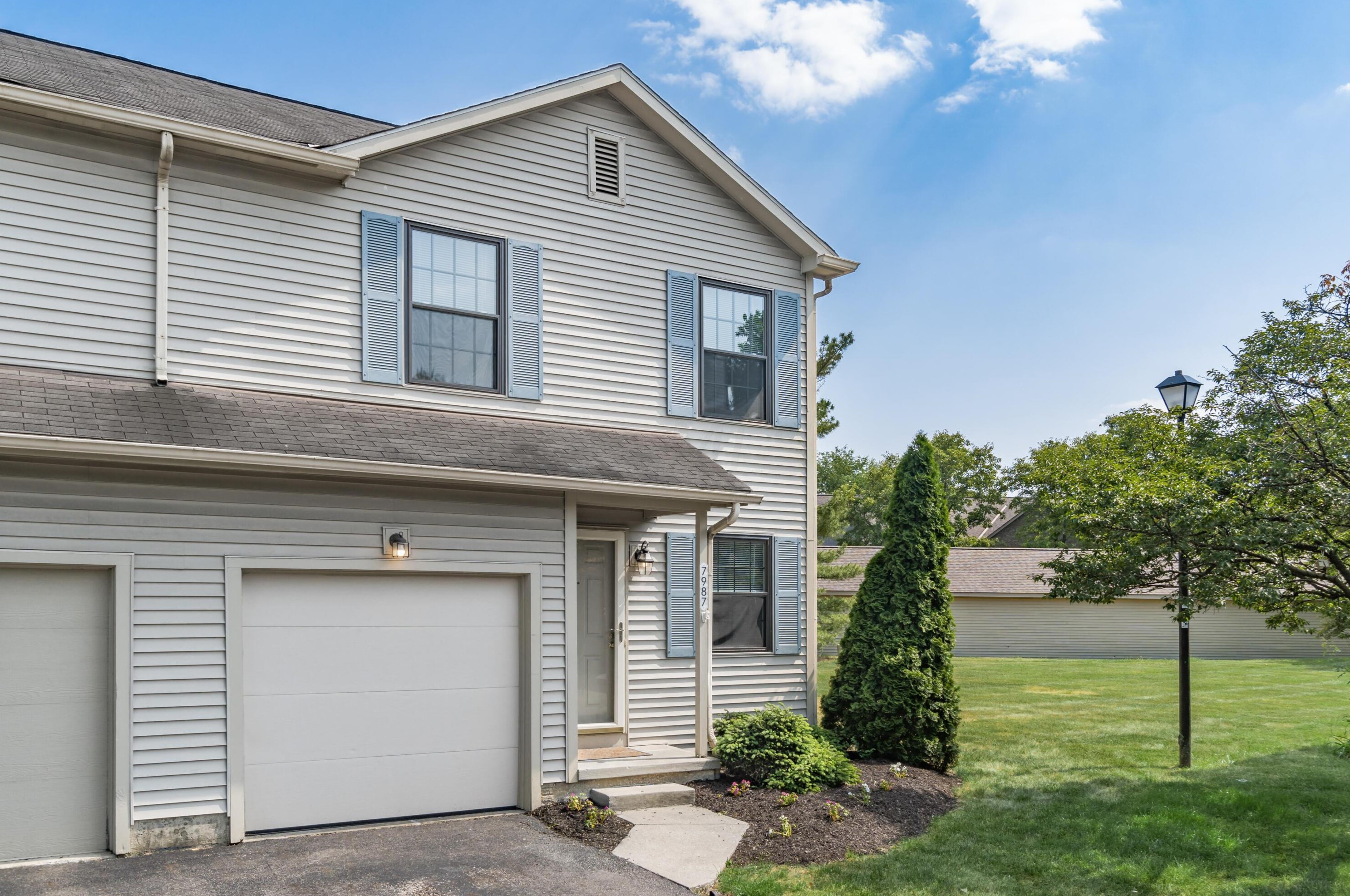 7987 Worthington Lake Dr, Westerville, OH 43081-5564