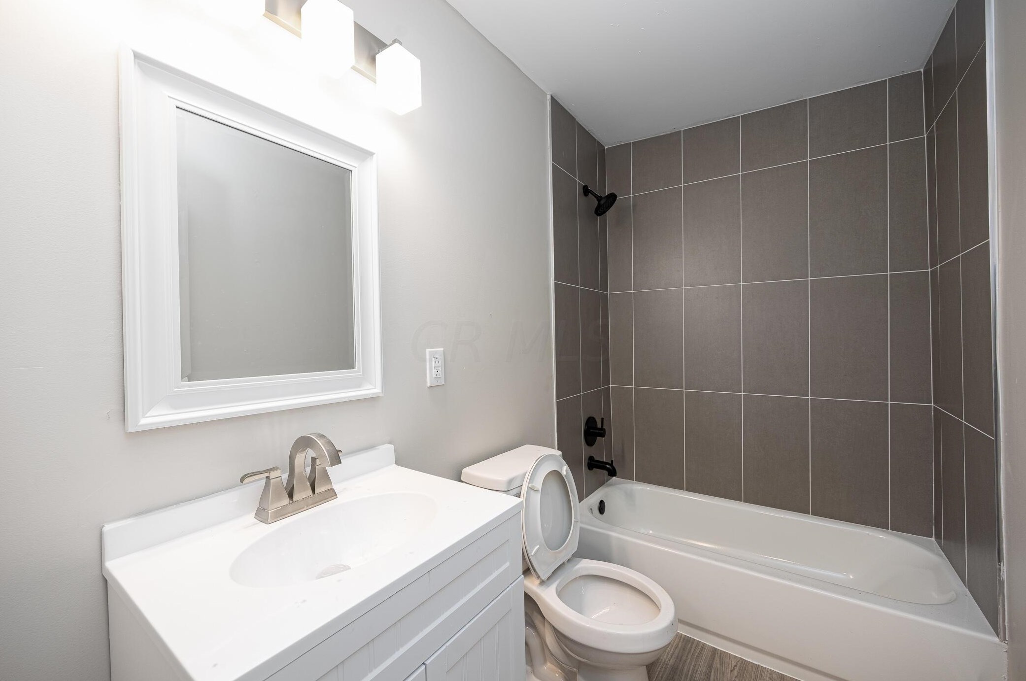 802 2 Ave, Columbus OH 43201-3761 exterior