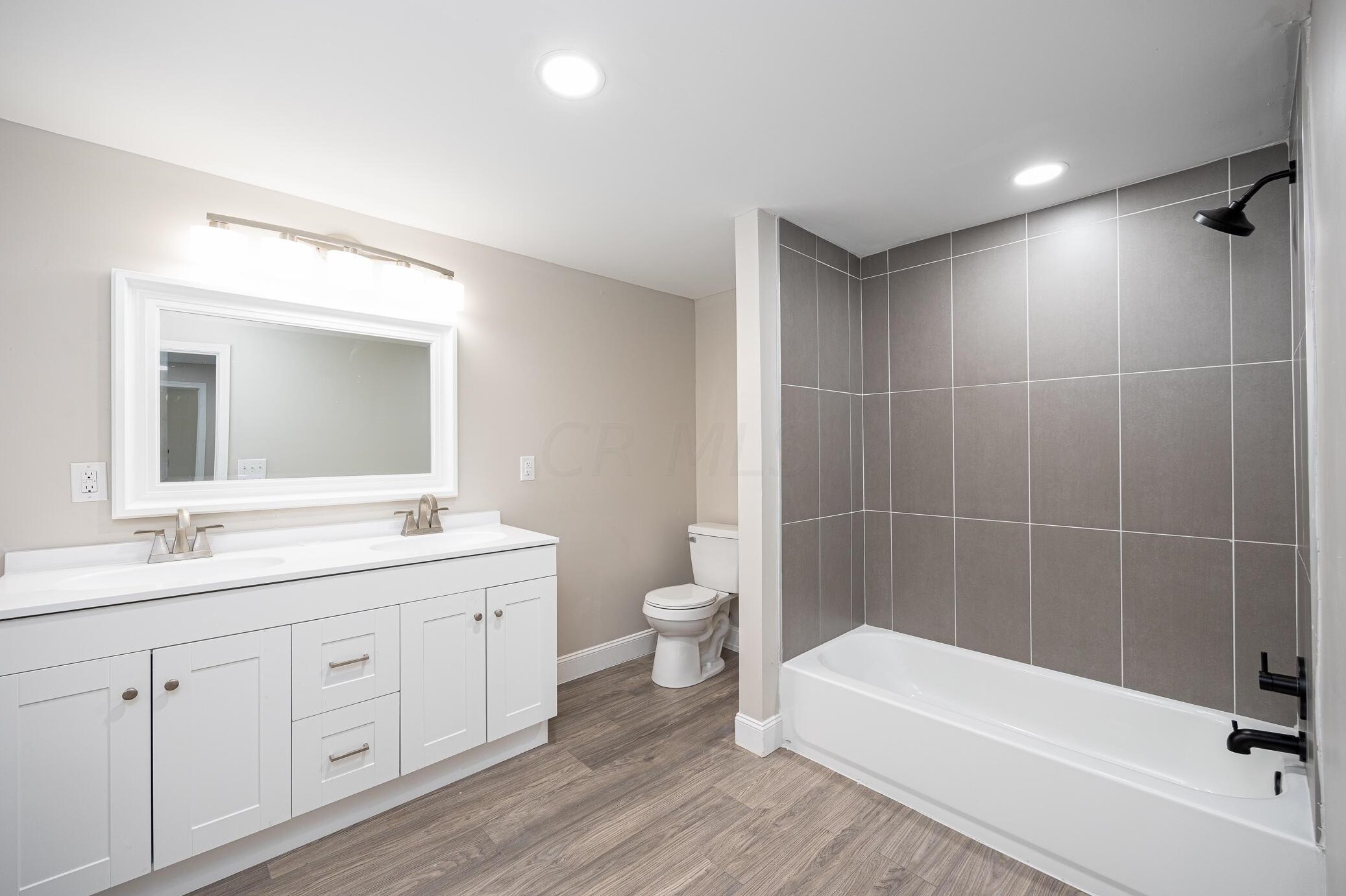 802 2 Ave, Columbus OH 43201-3761 exterior