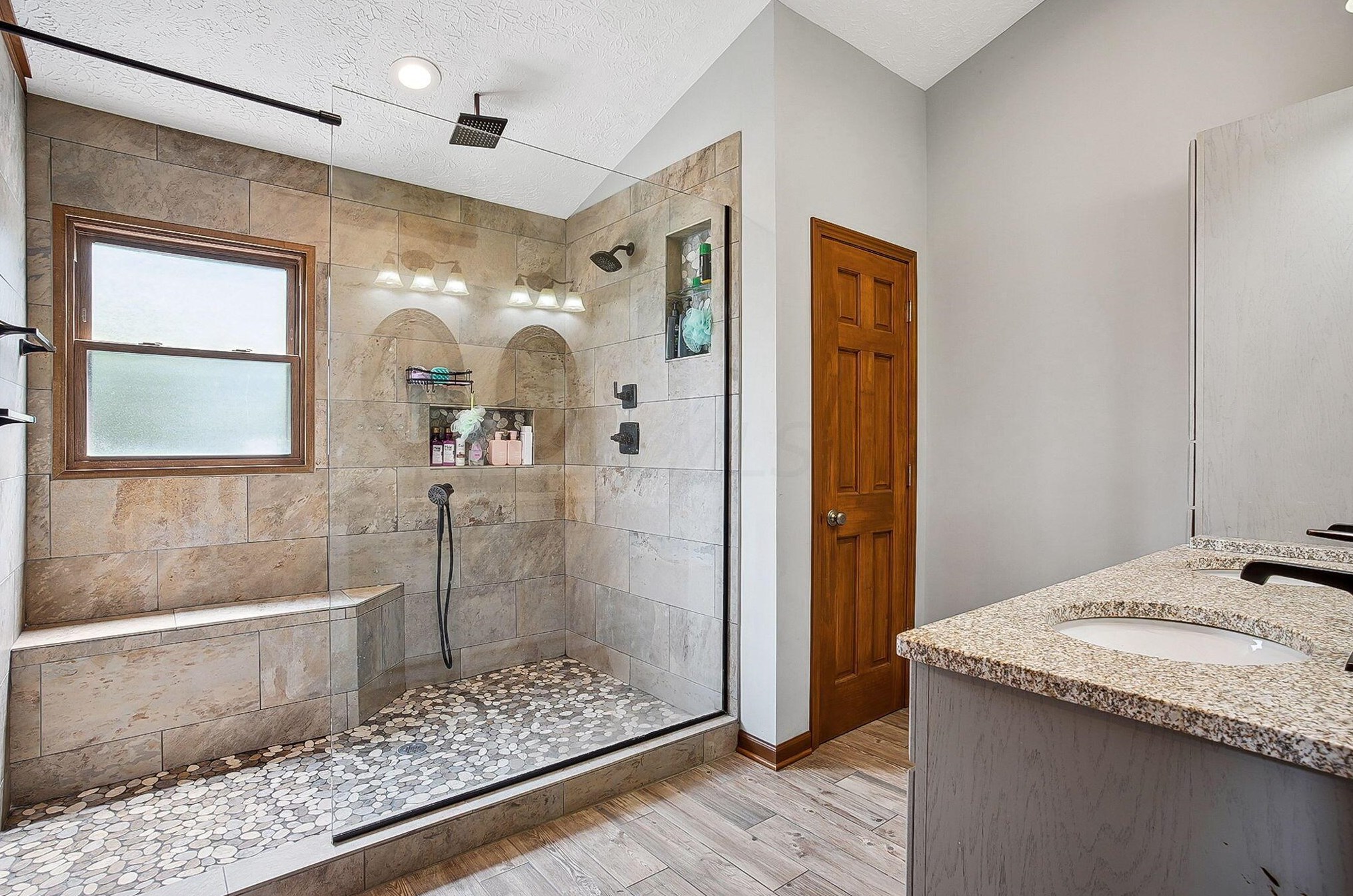 1025 Caroway Blvd, Columbus OH 43230-6214 exterior