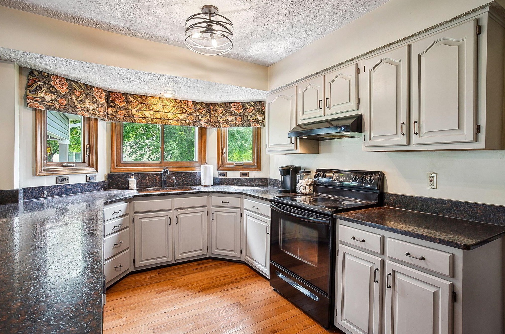 1025 Caroway Blvd, Columbus OH 43230-6214 exterior