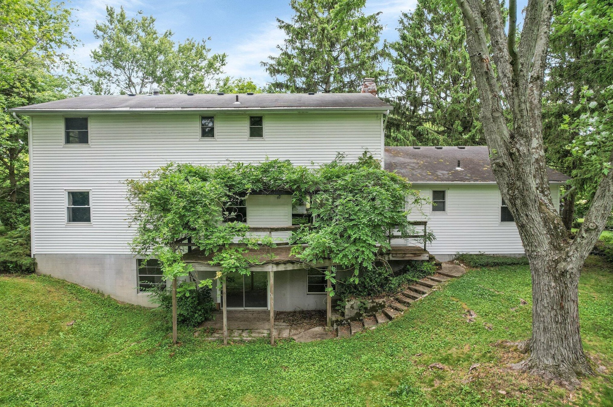 911 Clubview Blvd, Columbus OH 43235-1222 exterior