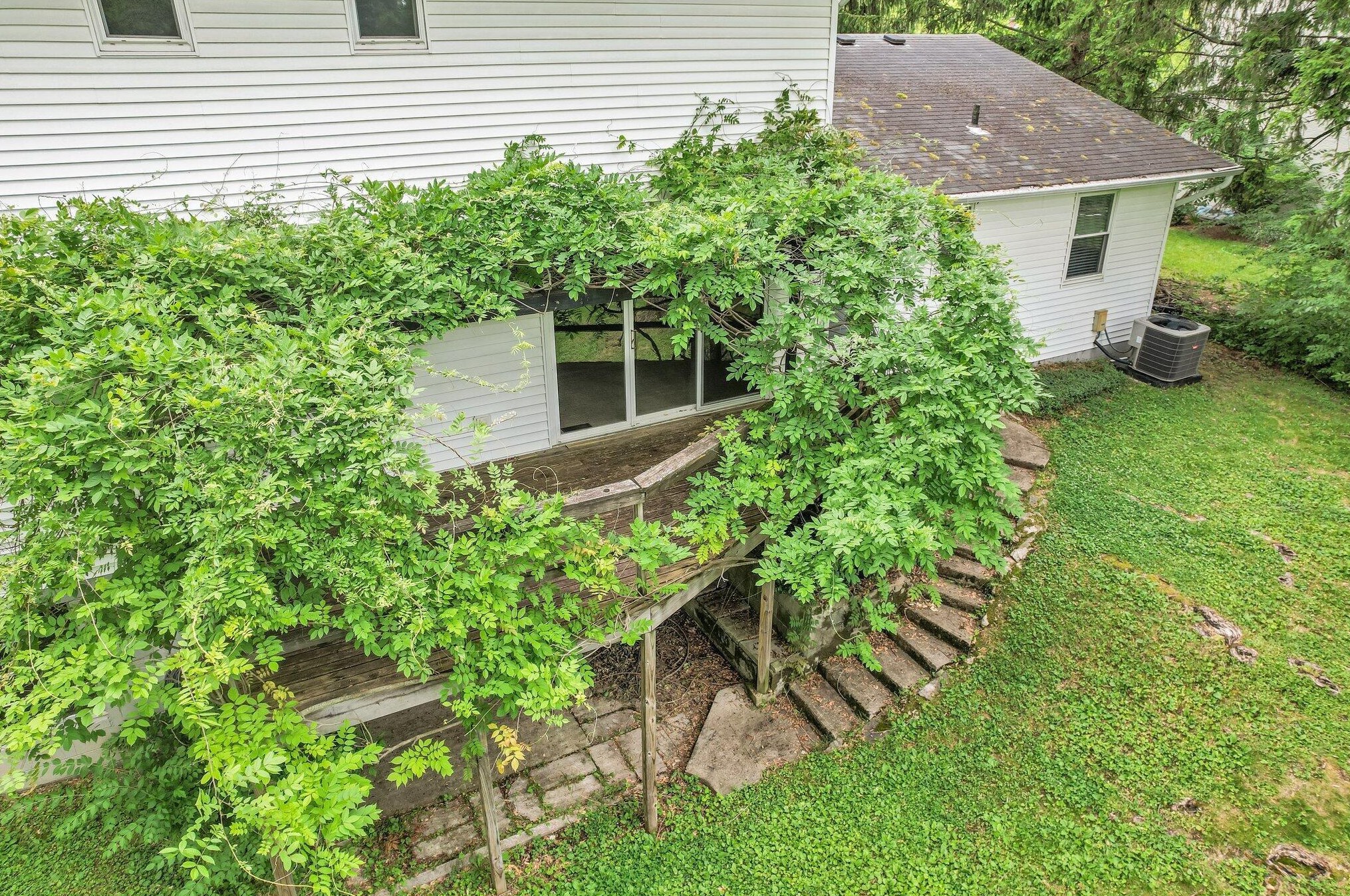 911 Clubview Blvd, Columbus OH 43235-1222 exterior