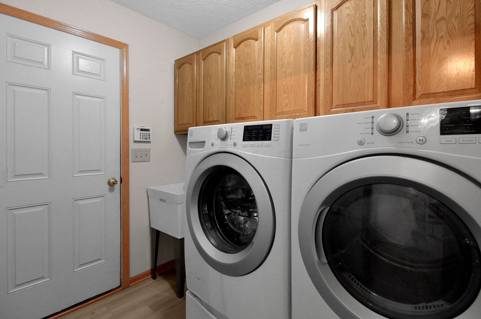 4830 Victory Ct, Columbus OH 43231-8831 exterior