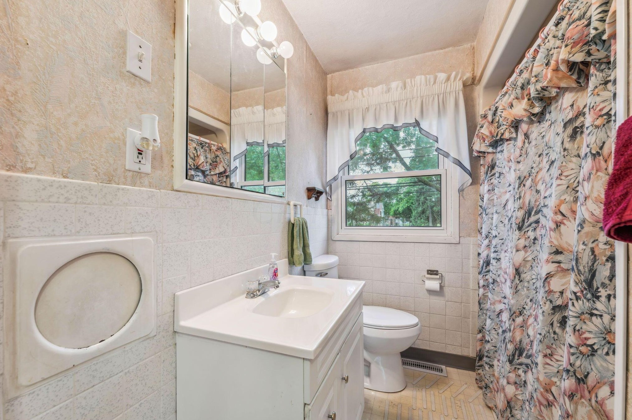 1316 Moler Rd, Columbus OH 43207-1602 exterior