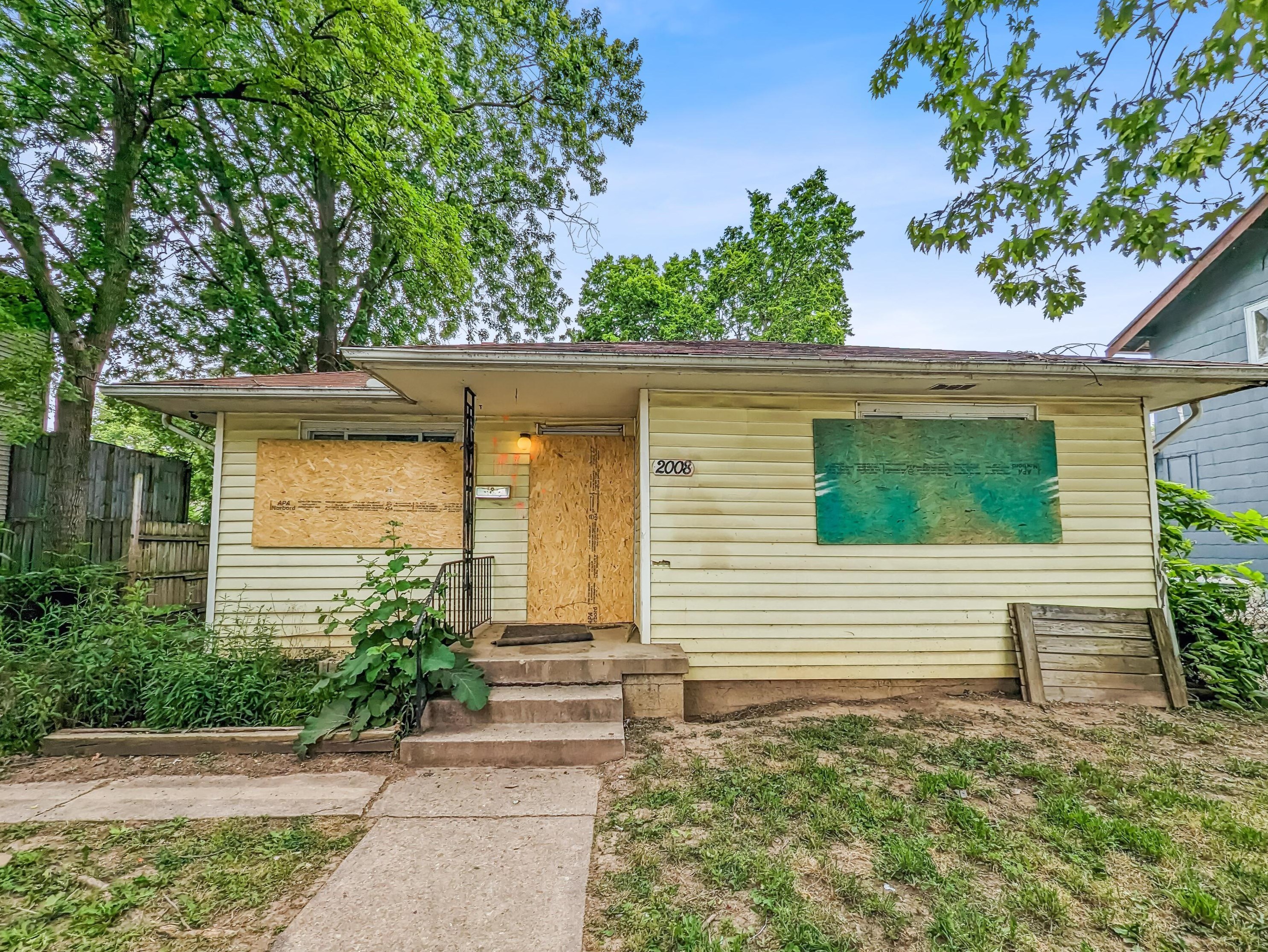 2008 Floral Ave, Columbus OH  43223-1106 exterior