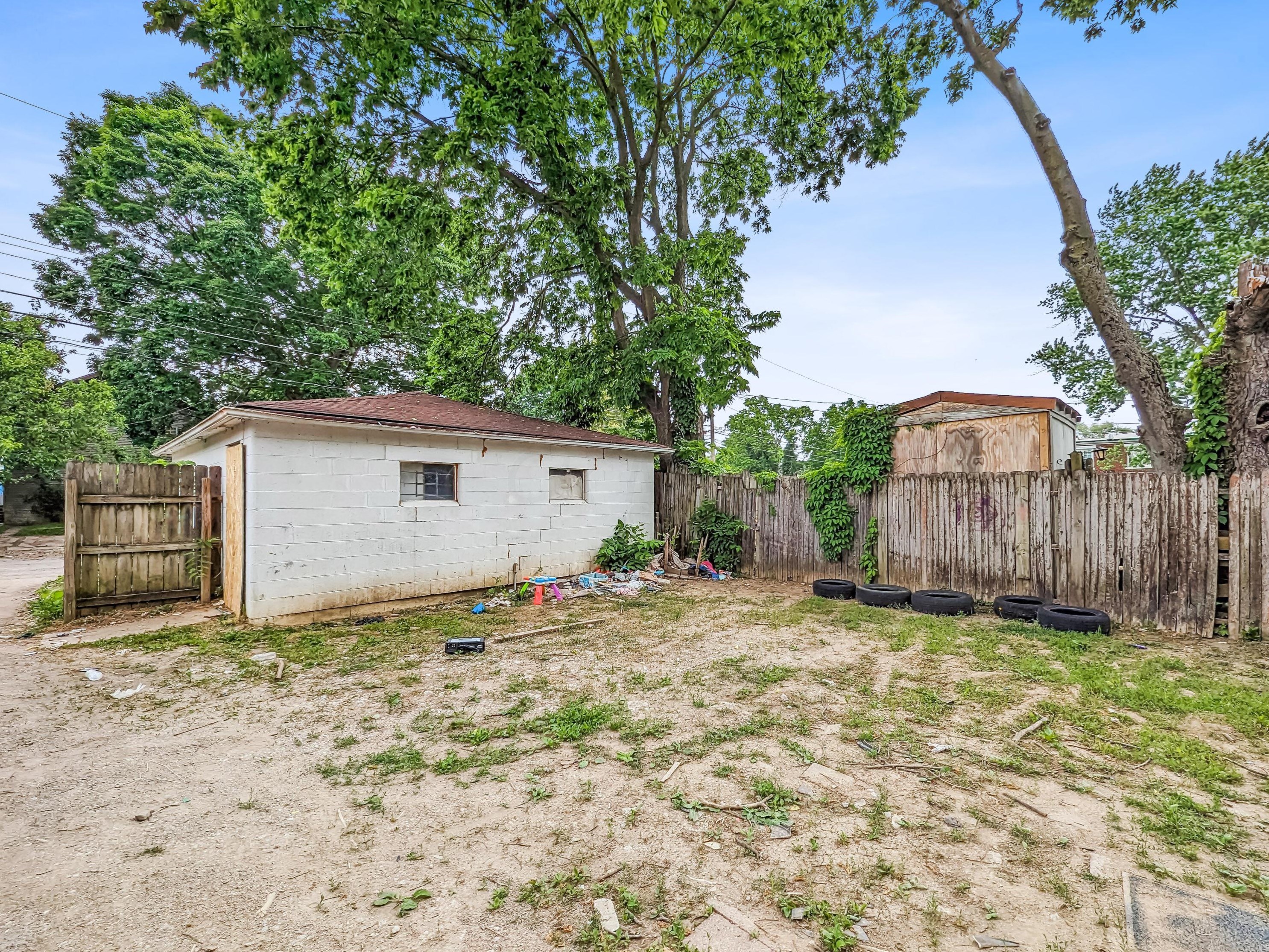 2008 Floral Ave, Columbus OH  43223-1106 exterior