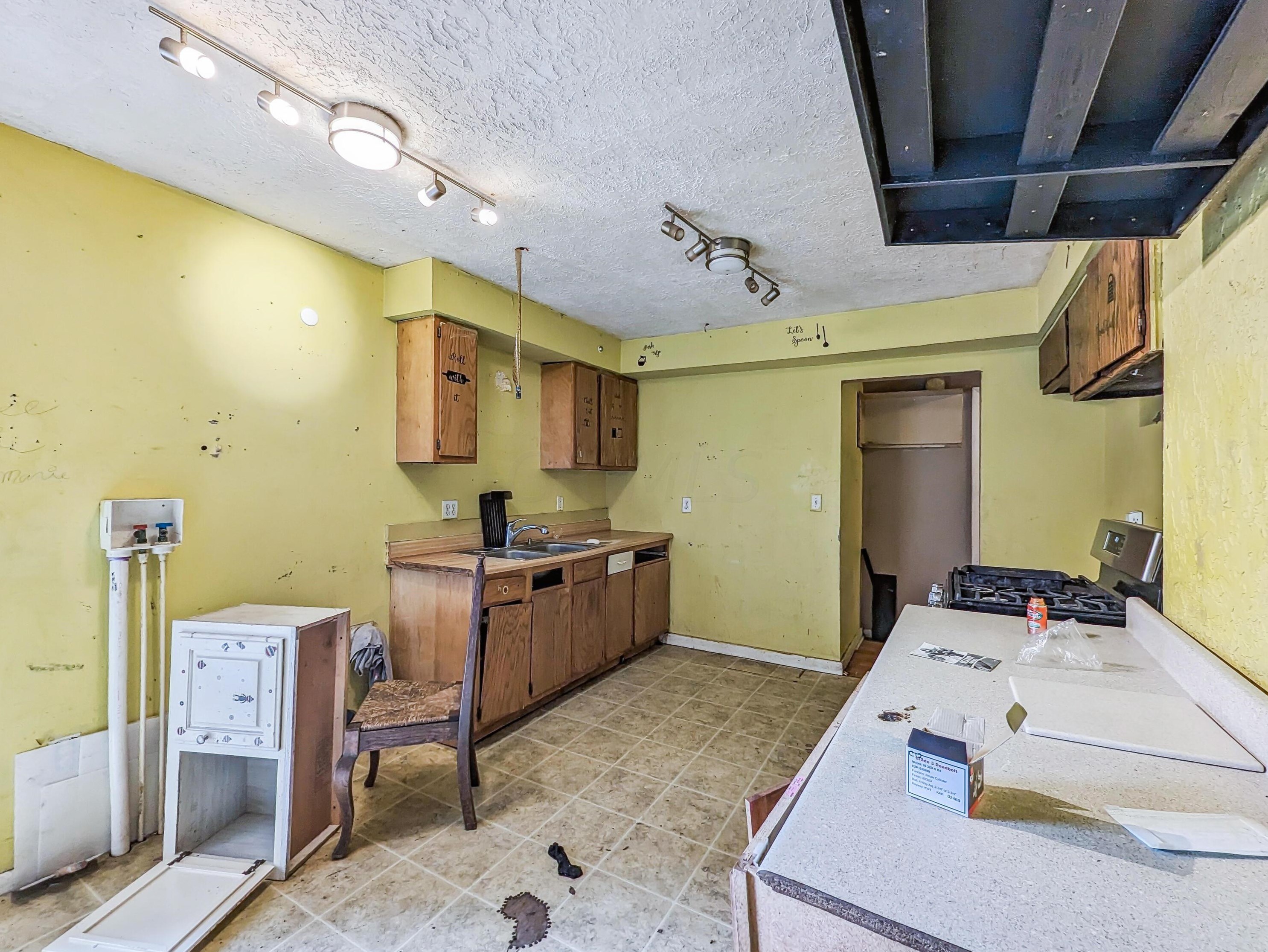 2008 Floral Ave, Columbus OH  43223-1106 exterior