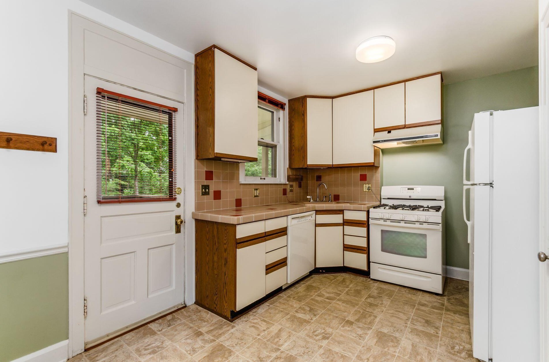 154 Clinton Hts Ave, Columbus OH 43202-1245 exterior