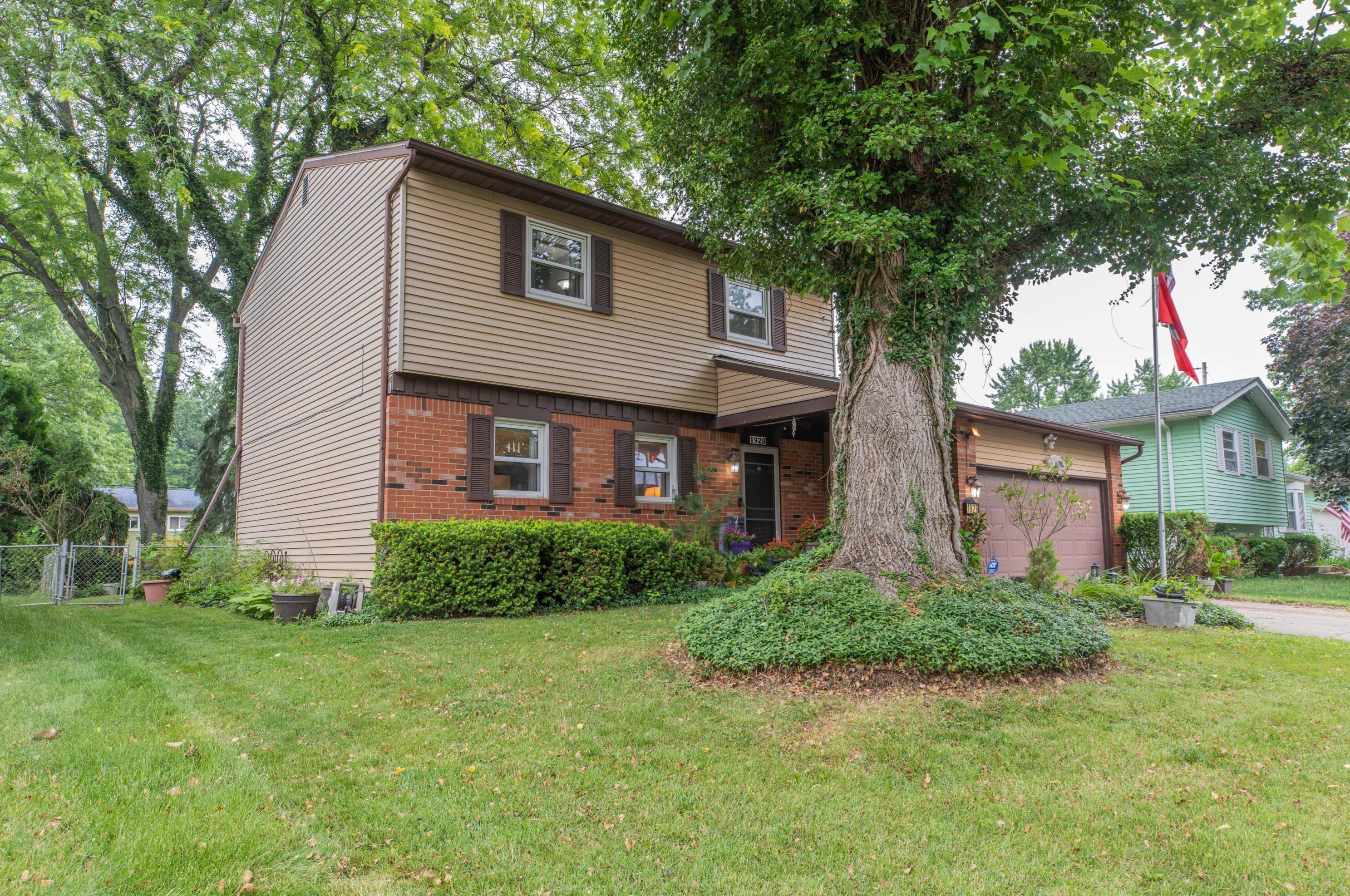 1928 Dandridge Dr, Columbus, OH 43229-5718