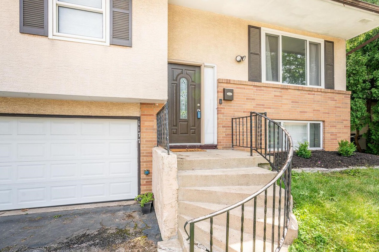 1177 Newbury Dr, Columbus, OH 43229-1940