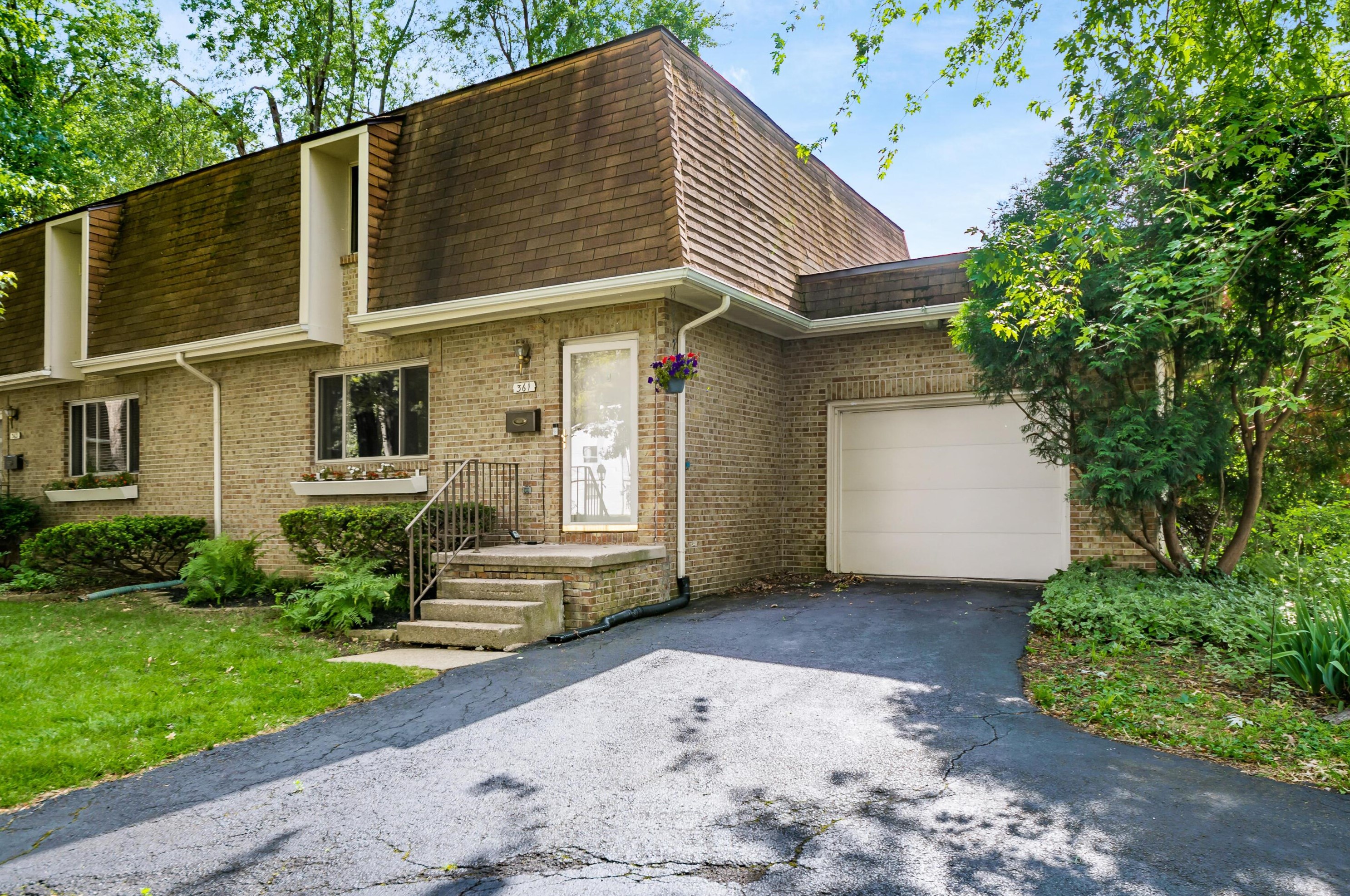 361 North St, Columbus, OH 43085-3255