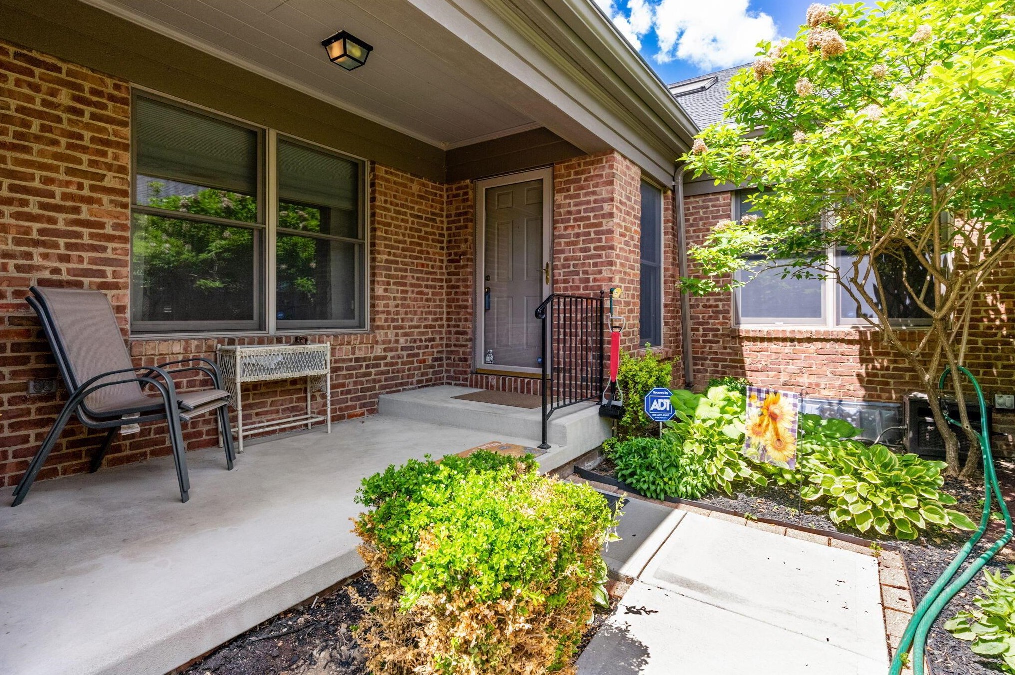2164 Sandston Rd, Columbus, OH 43220-5403
