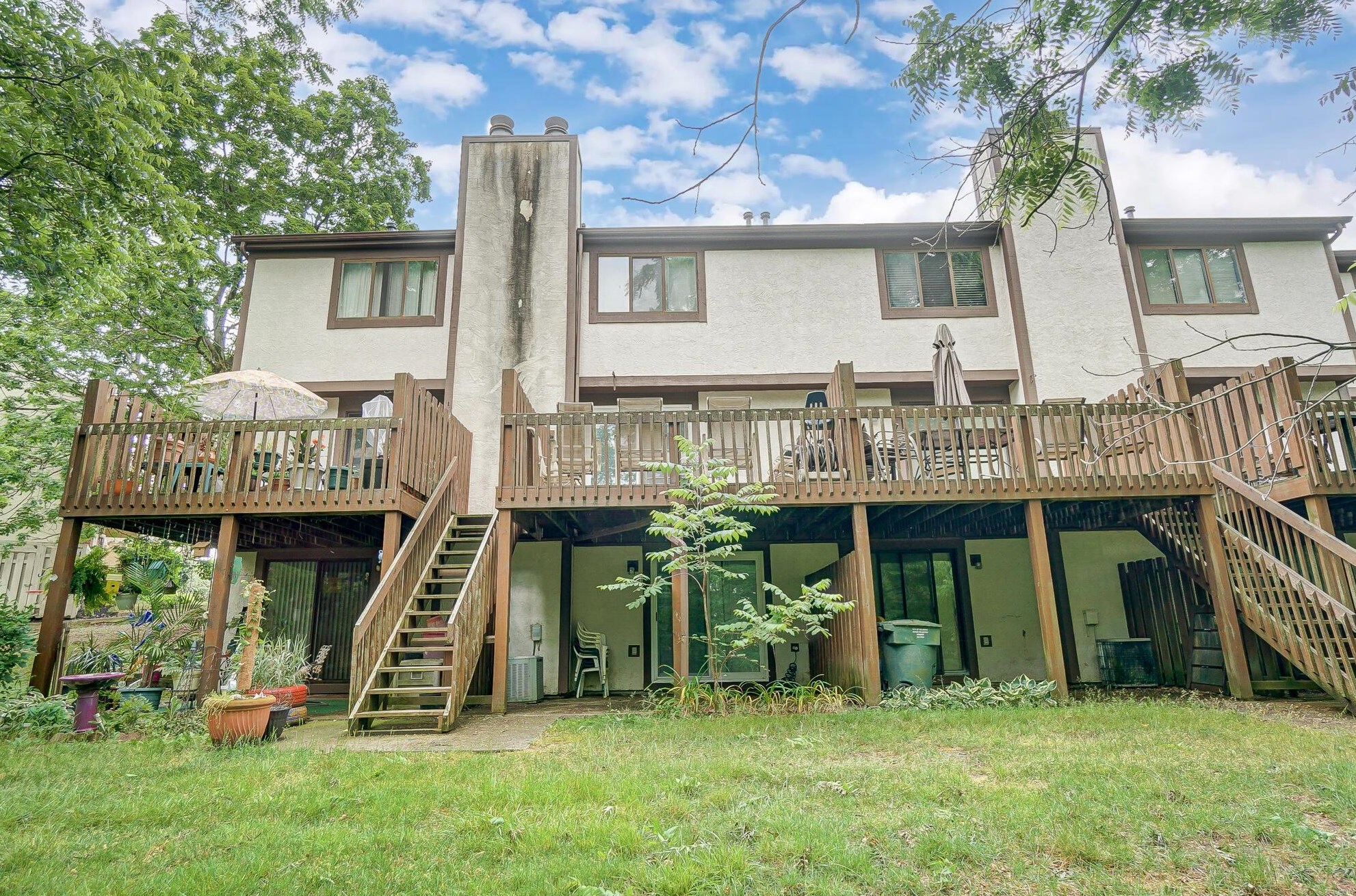 5742 Great Hall Ct, Columbus OH exterior