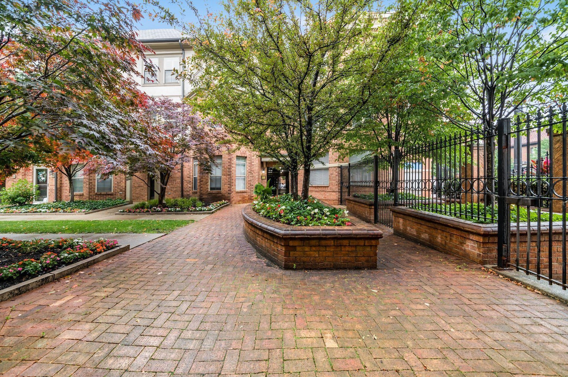 13 Victorian Gate Way, Columbus OH  43215-1682 exterior