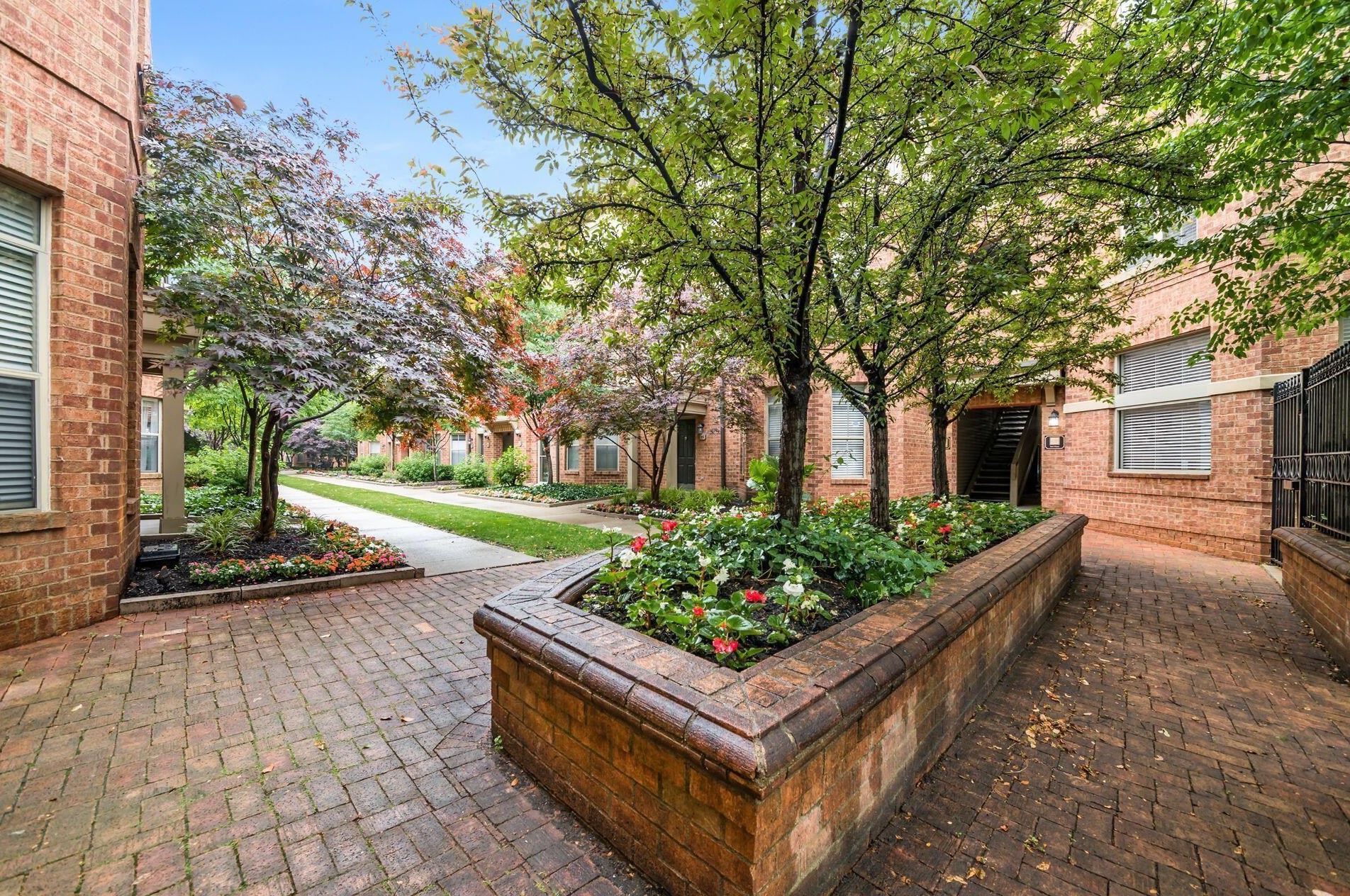 13 Victorian Gate Way, Columbus OH  43215-1682 exterior