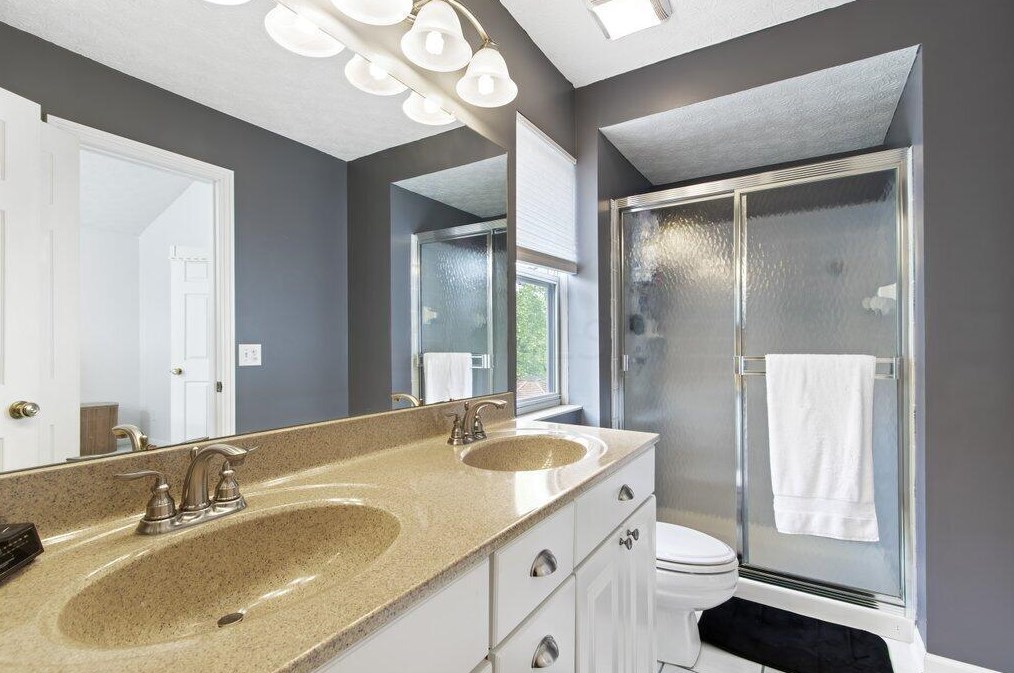 3380 Ln Coste Ln, Columbus OH 43228-7052 exterior