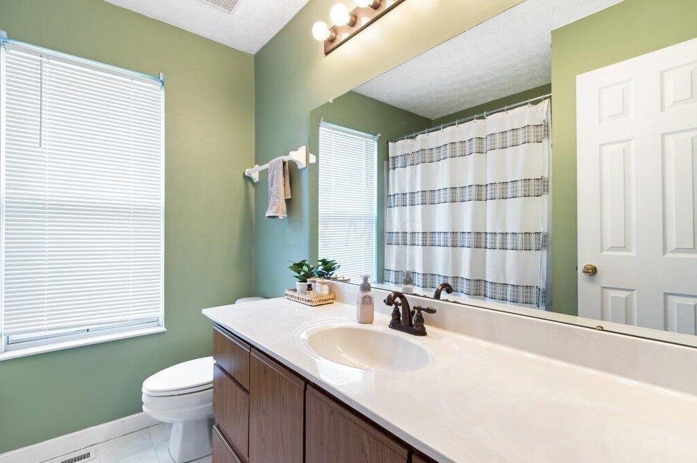 3380 Ln Coste Ln, Columbus OH 43228-7052 exterior