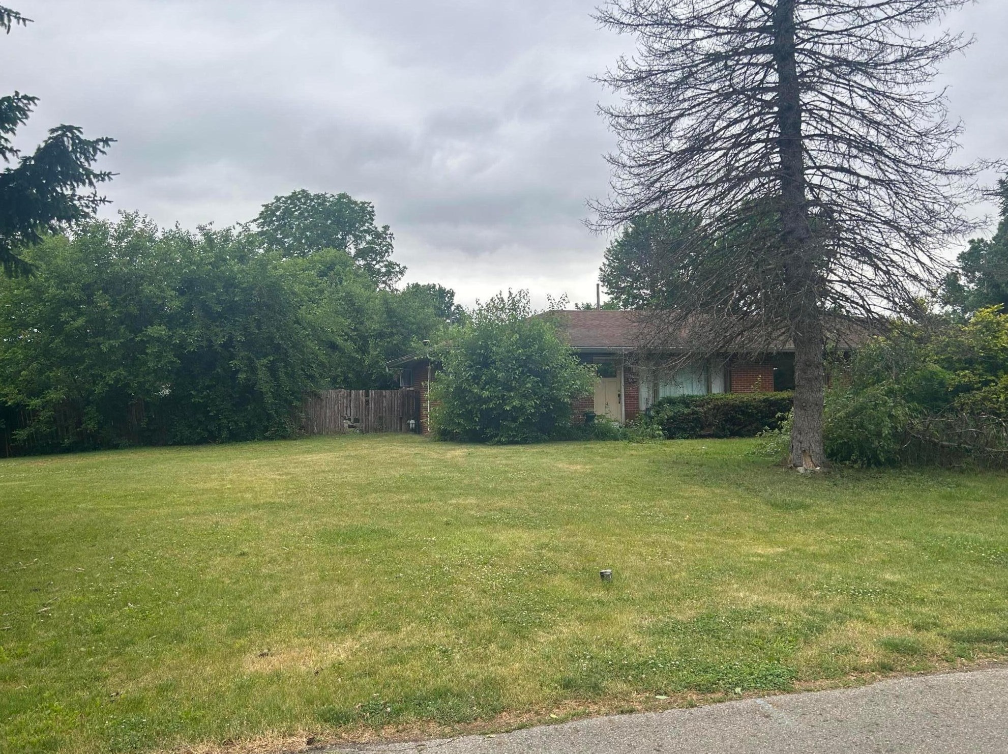 5011 East St, Ashville, OH 43103-1005