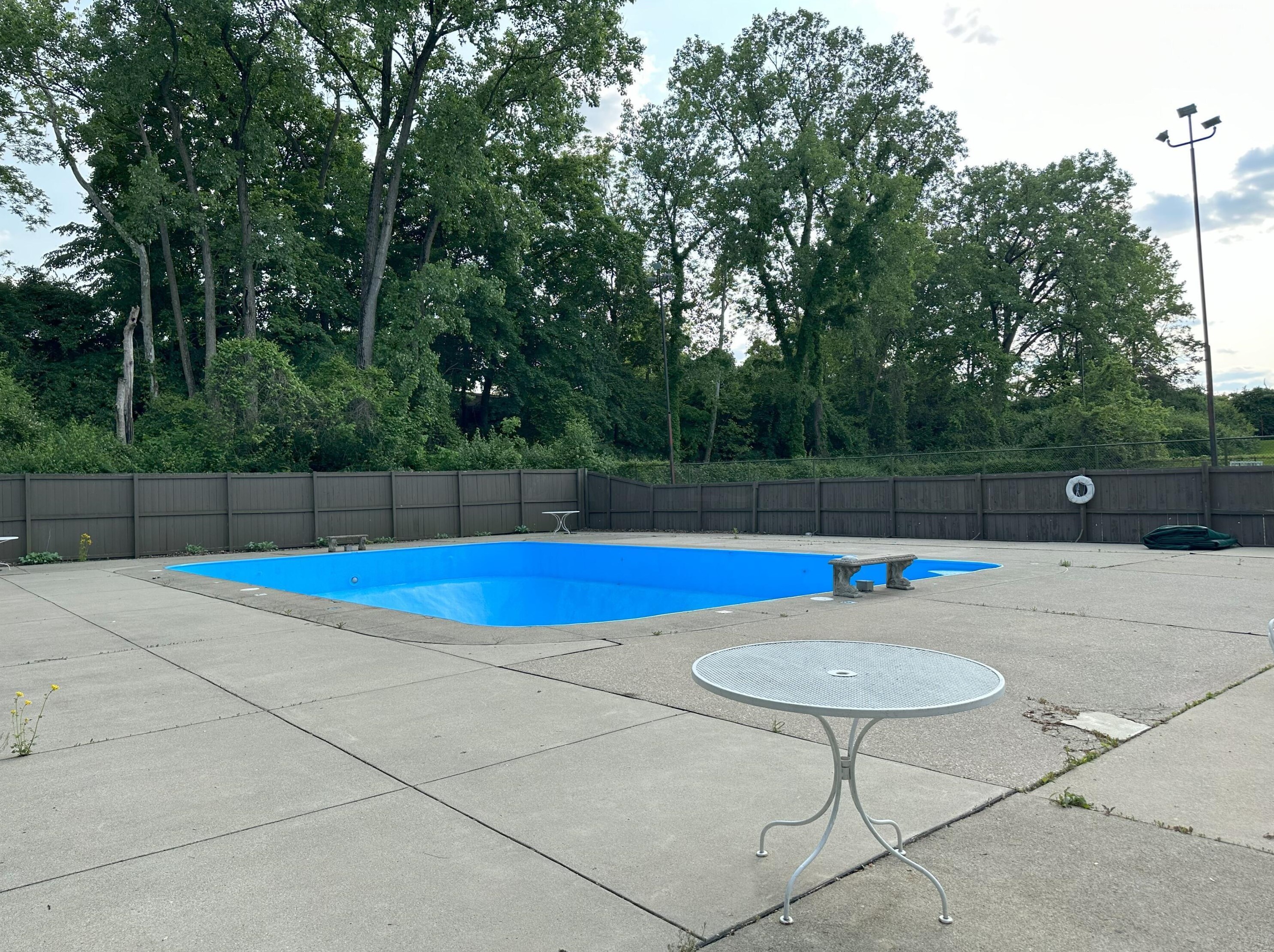 1633 Mcnaughten Rd, Columbus OH  43232-9409 exterior