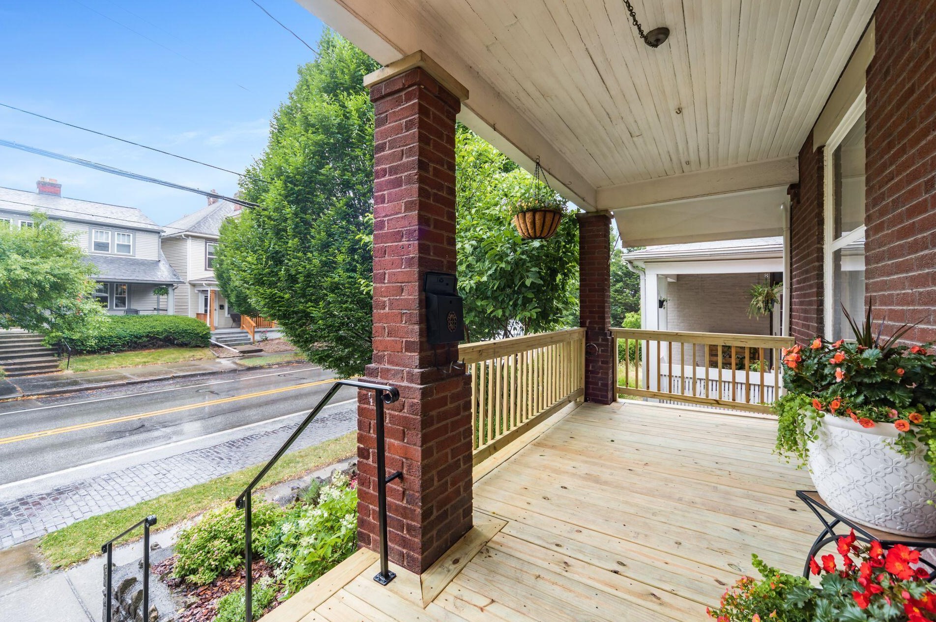 452 Whittier St, Columbus, OH 43206-2329