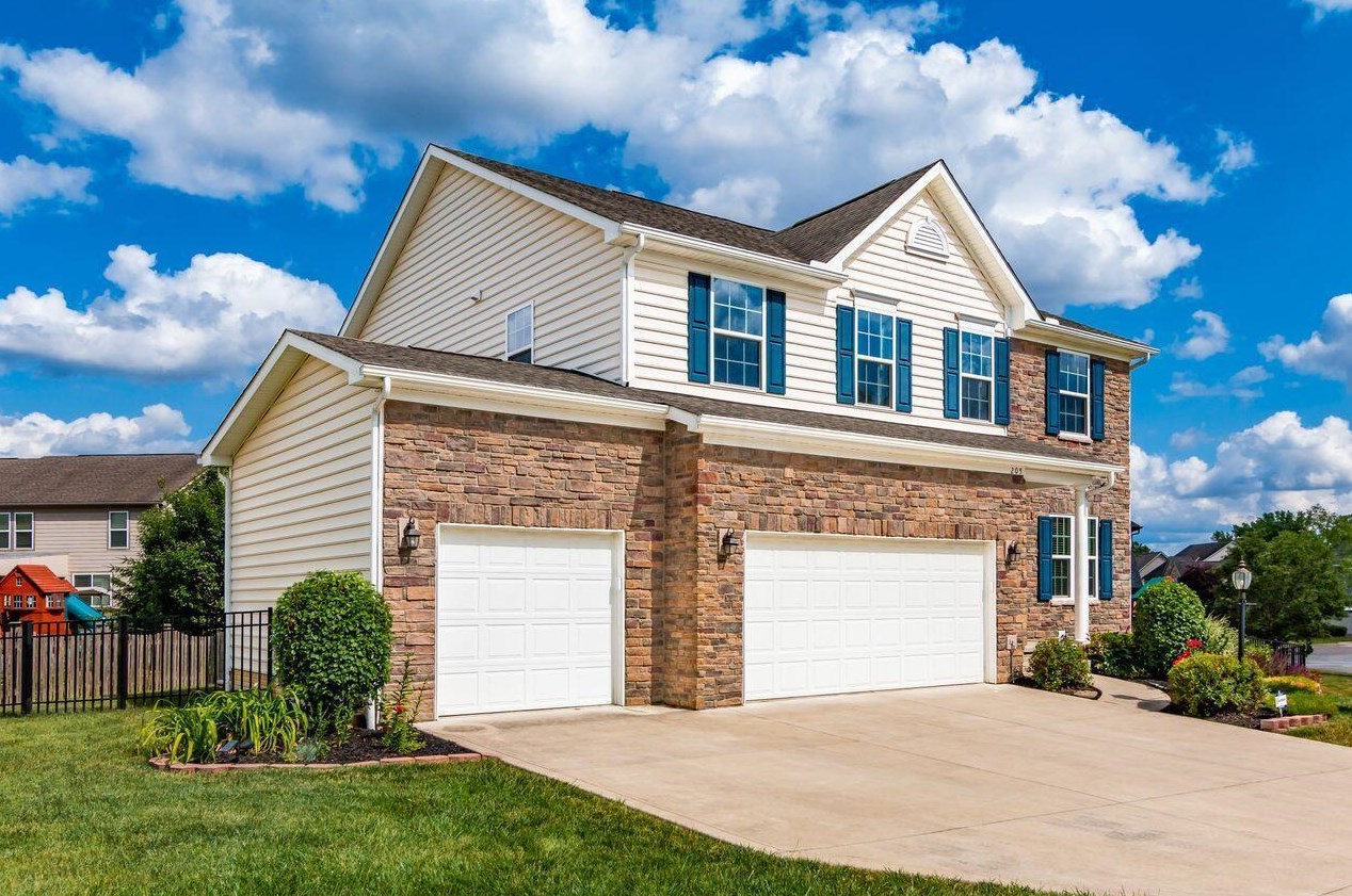 205 Blue Jacket Cir, Pickerington, OH 43147-8049