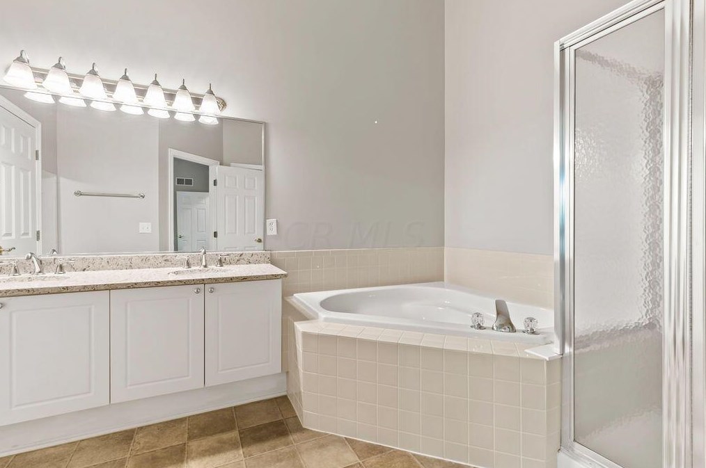 3971 Kensingwood Dr, Columbus OH 43230-8453 exterior