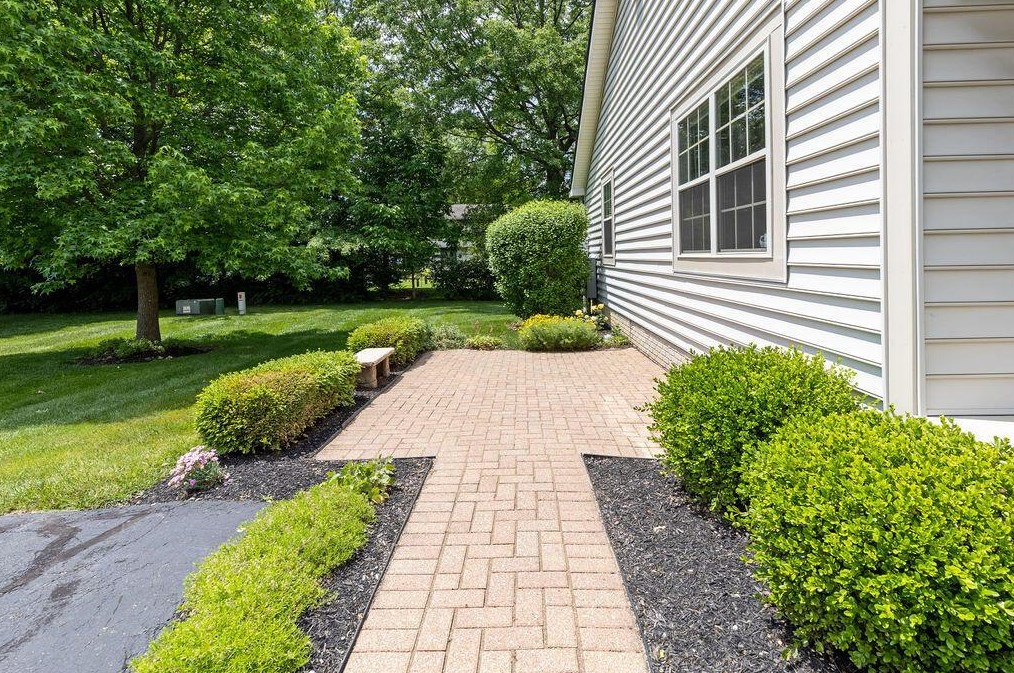 3971 Kensingwood Dr, Columbus OH 43230-8453 exterior