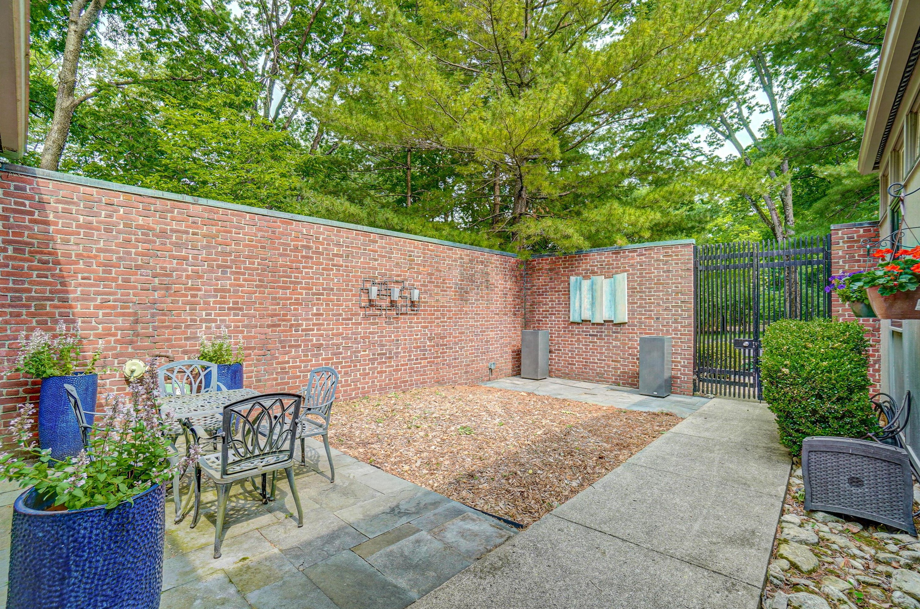 2707 Lear Rd, Columbus, OH 43220-4546