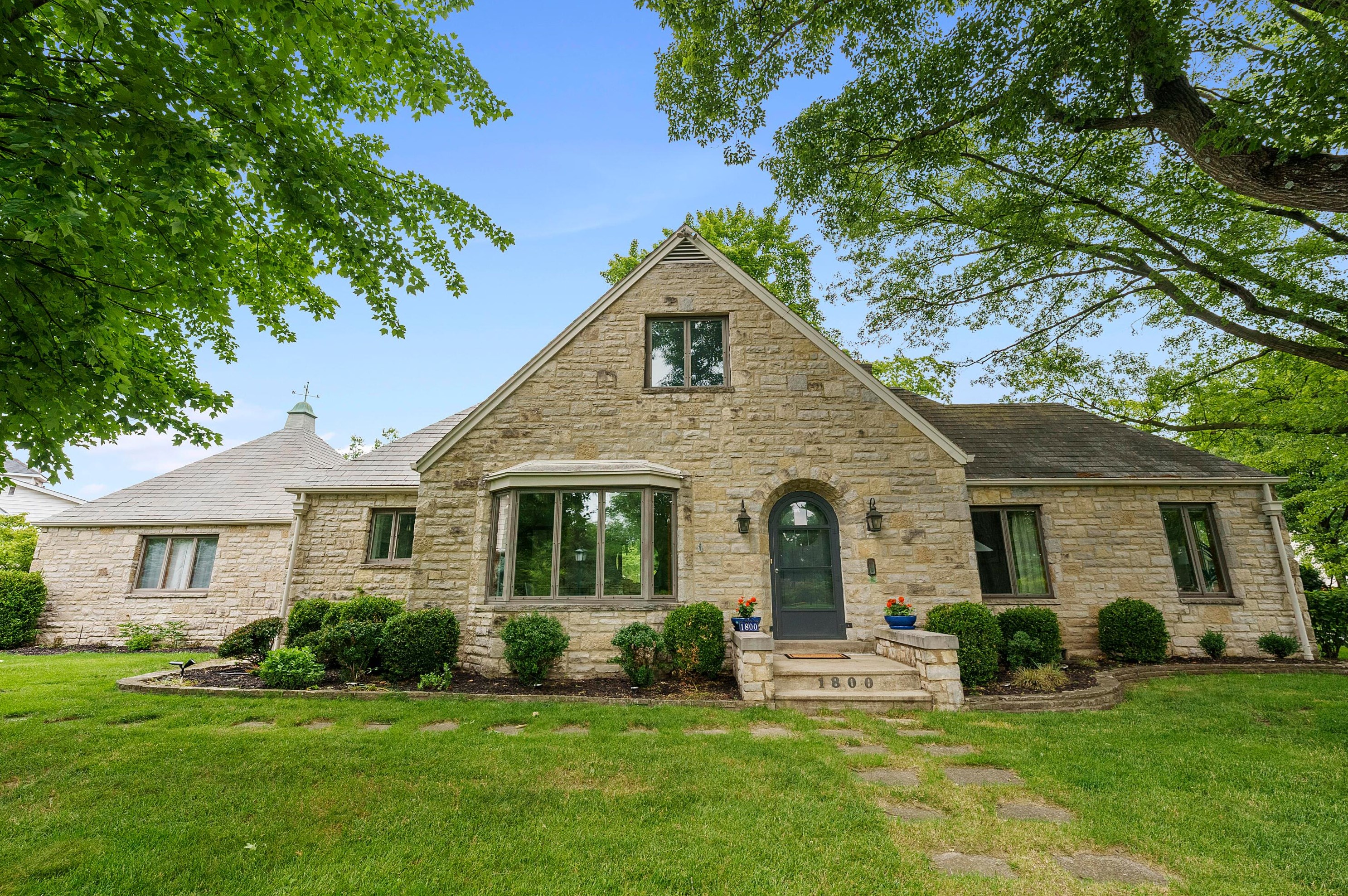 1800 Cambridge Blvd, Columbus OH  43212-1971 exterior