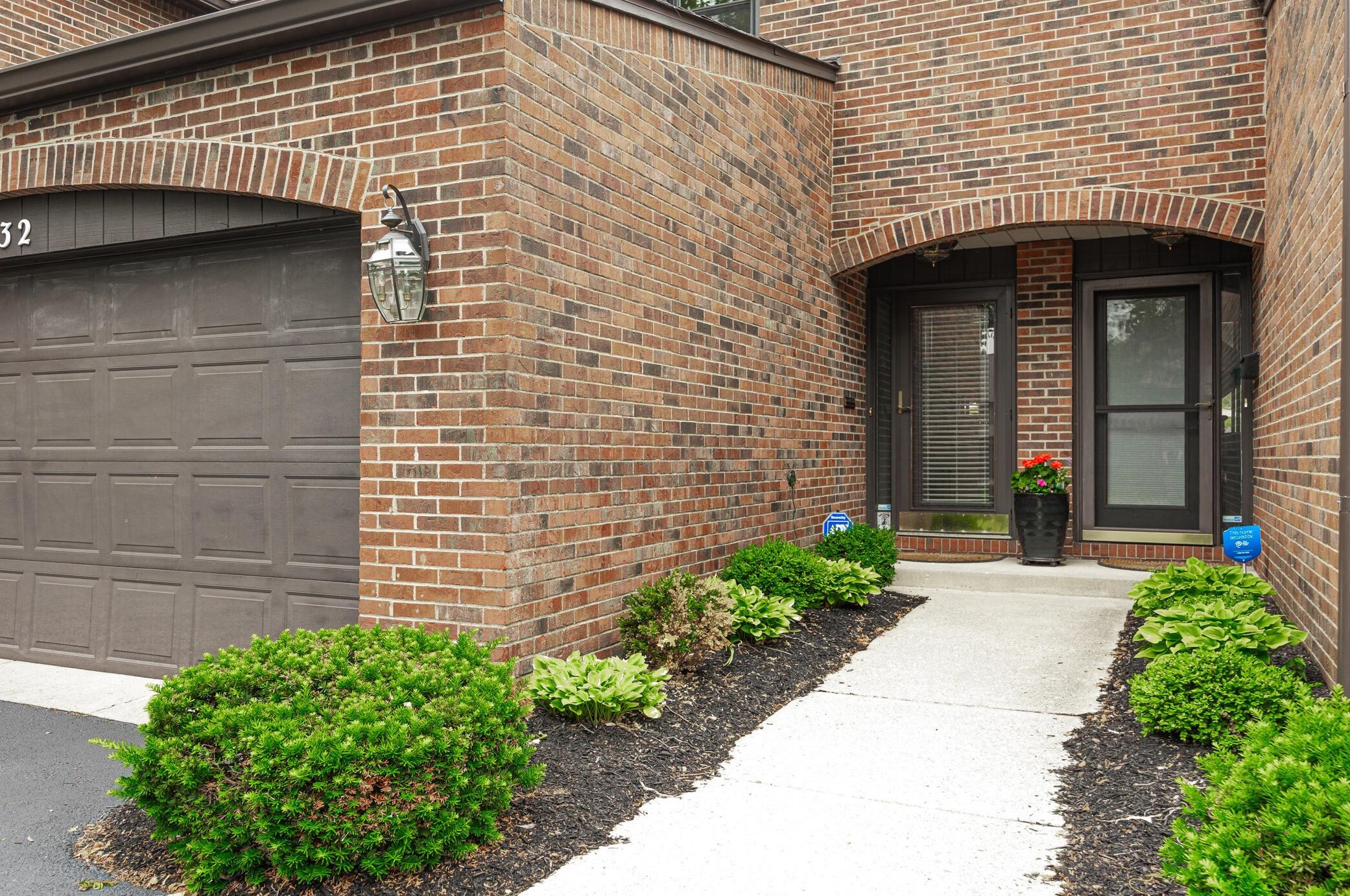 4532 Carriage Hill Ln, Columbus, OH 43220-3802