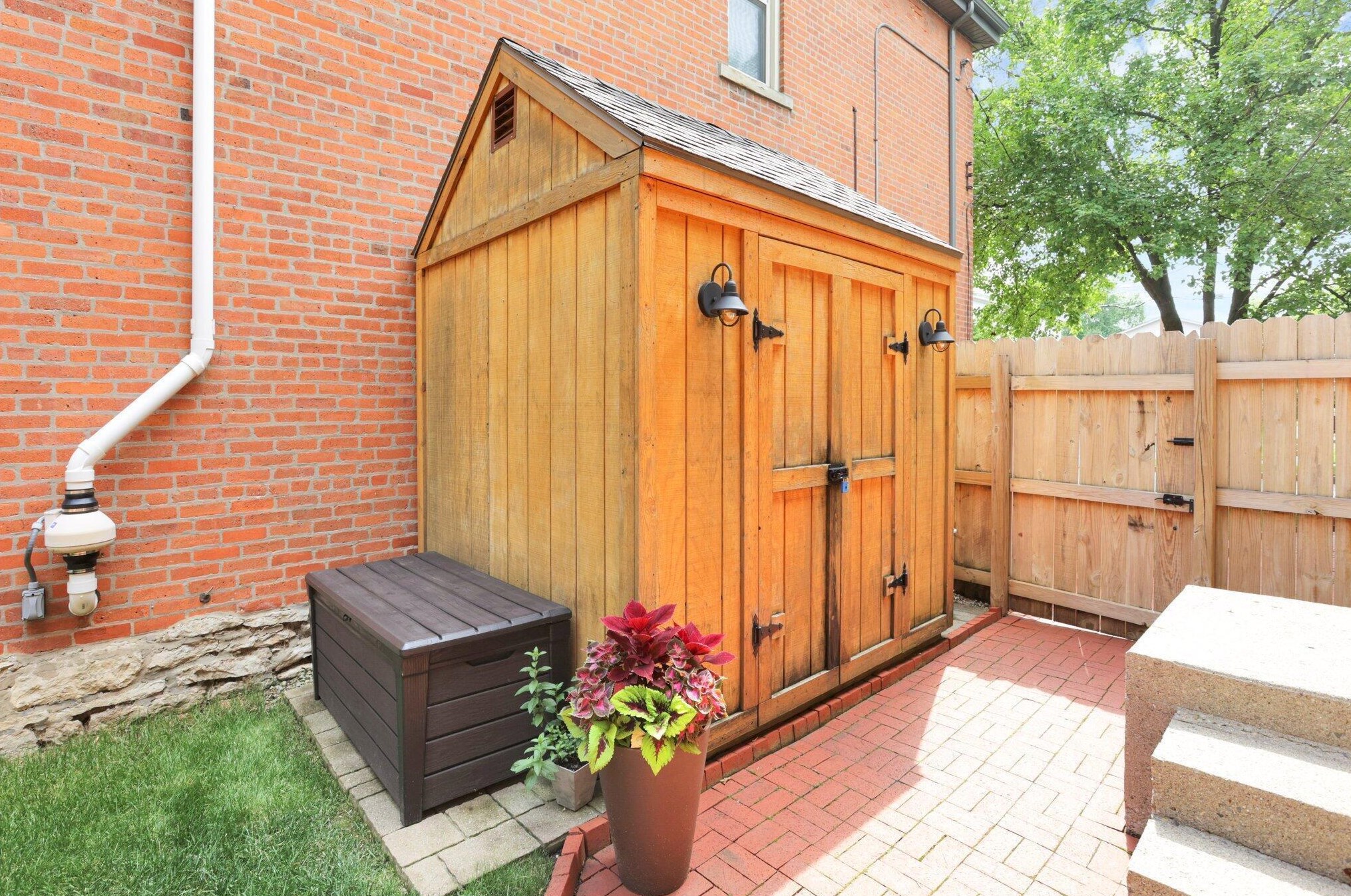 678 9 St, Columbus OH 43215-3973 exterior